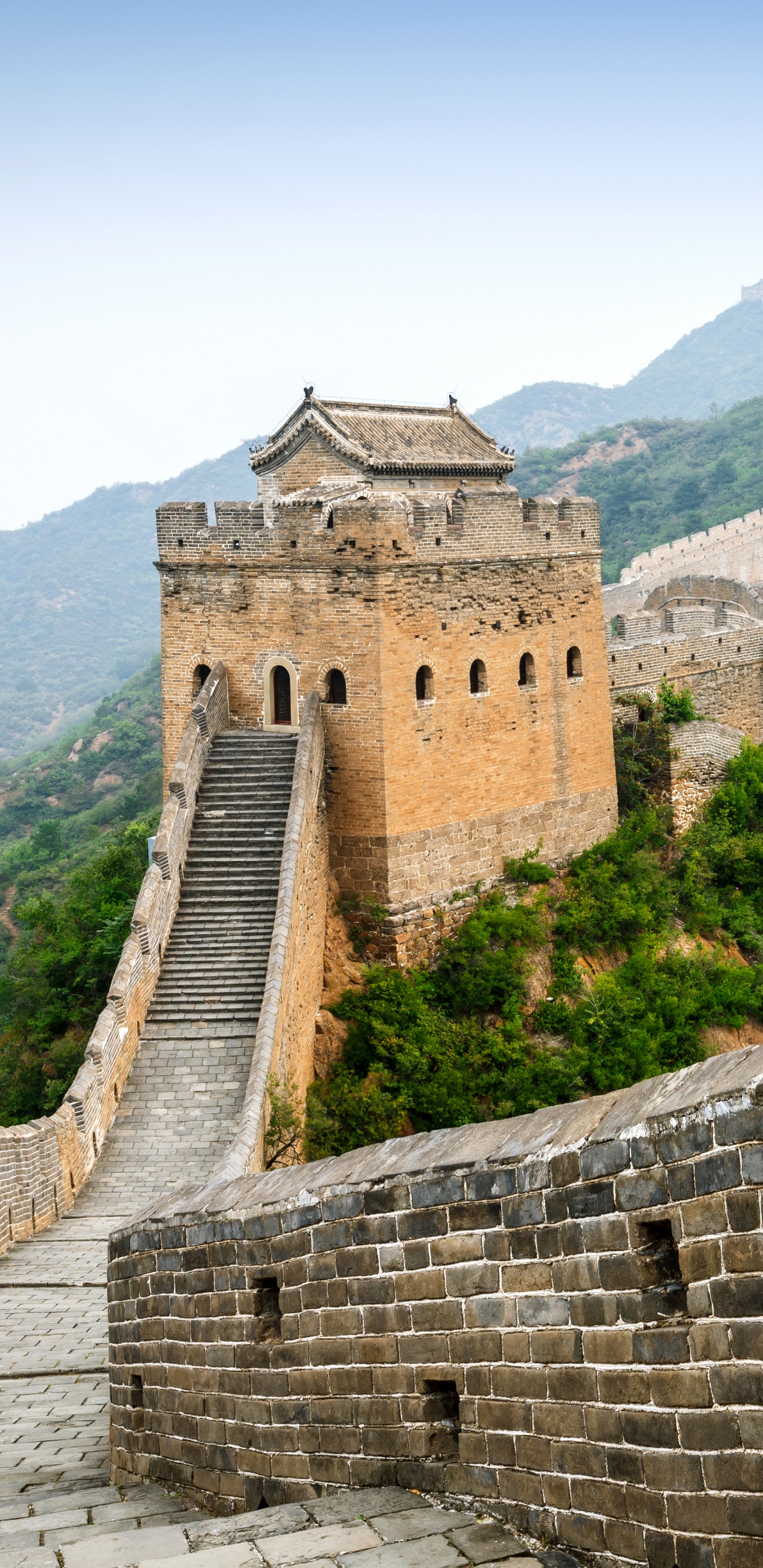Edificio de Hormigón Marrón en la Cima de la Montaña Durante el Día. Wallpaper in 1440x2960 Resolution