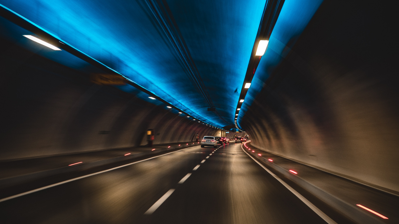 Blaues Licht im Tunnel Während Der Nacht. Wallpaper in 1280x720 Resolution