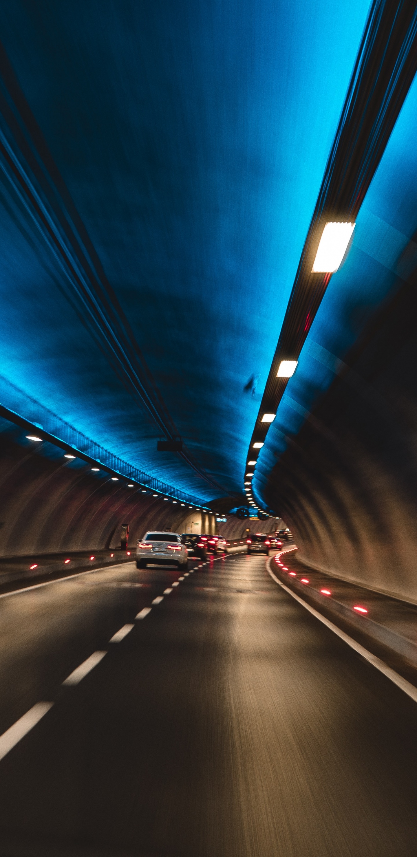 Lumière Bleue Dans le Tunnel Pendant la Nuit. Wallpaper in 1440x2960 Resolution