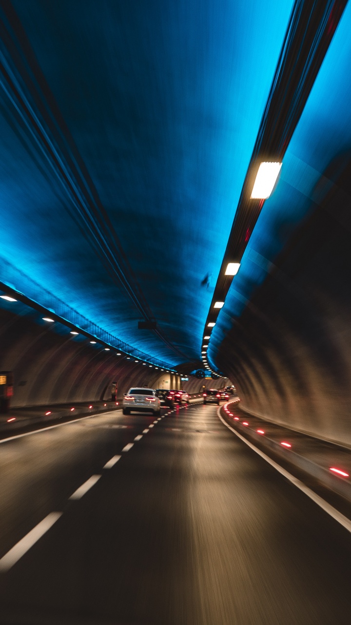 Lumière Bleue Dans le Tunnel Pendant la Nuit. Wallpaper in 720x1280 Resolution