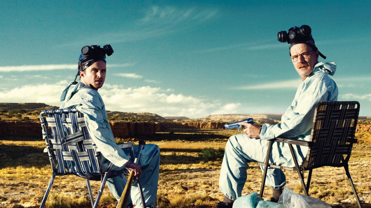 Homme en Chemise Blanche Assis Sur Une Chaise Pliante Bleue. Wallpaper in 1280x720 Resolution