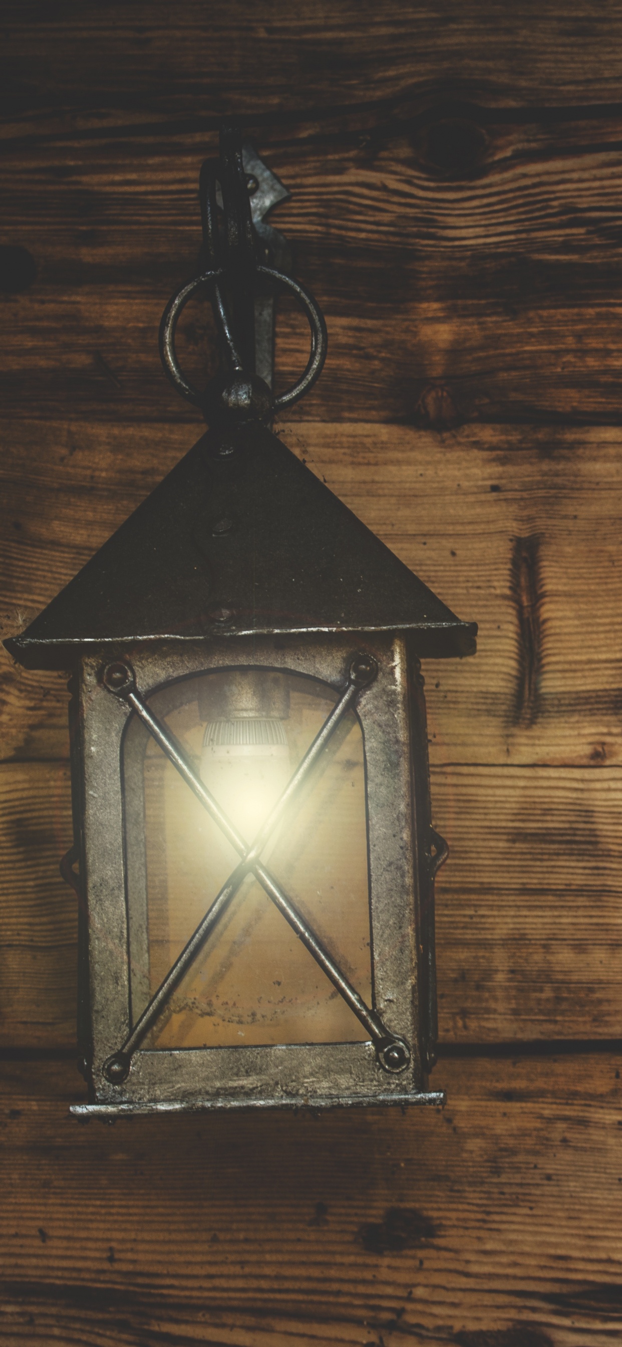 Pendelleuchte Aus Schwarzem Metall Mit Glasrahmen. Wallpaper in 1242x2688 Resolution