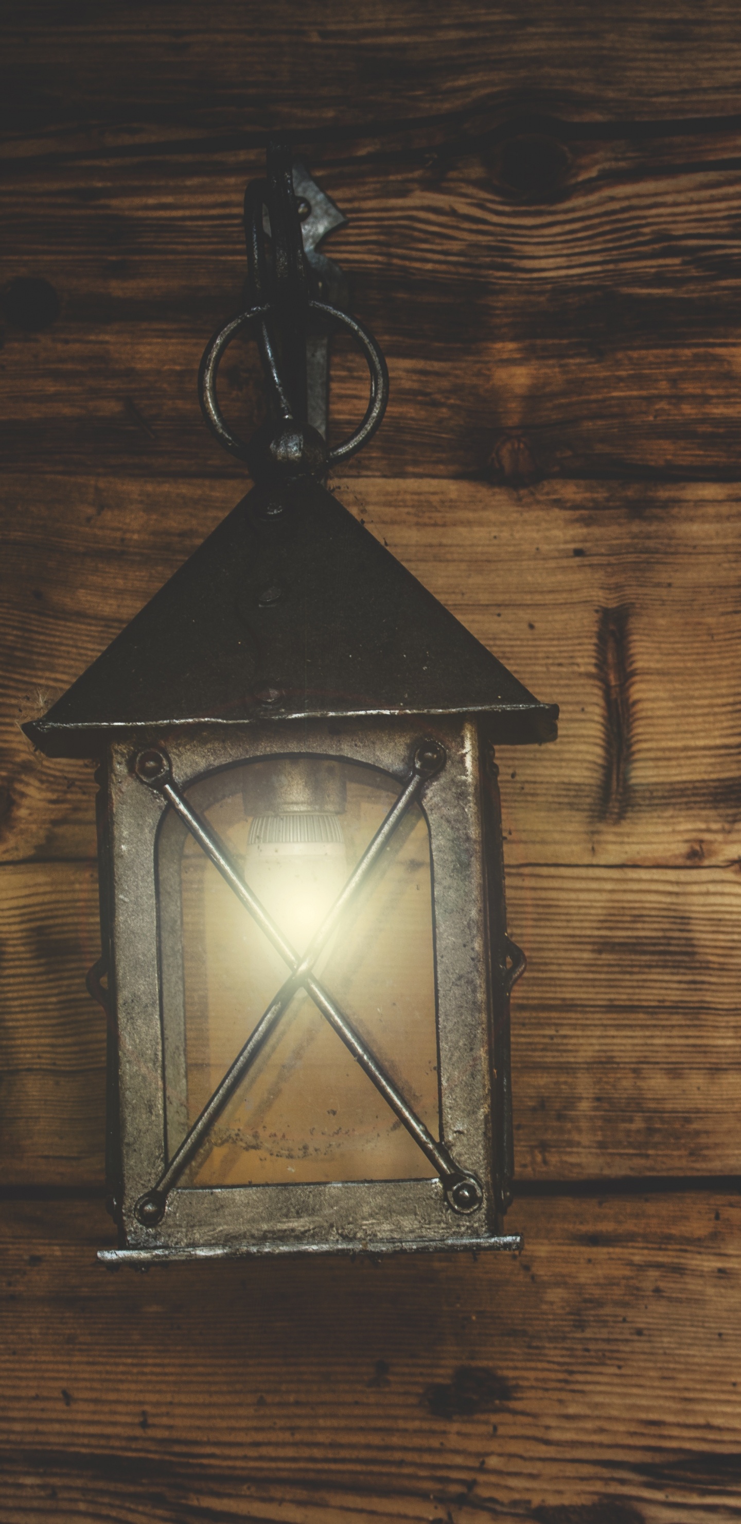 Pendelleuchte Aus Schwarzem Metall Mit Glasrahmen. Wallpaper in 1440x2960 Resolution