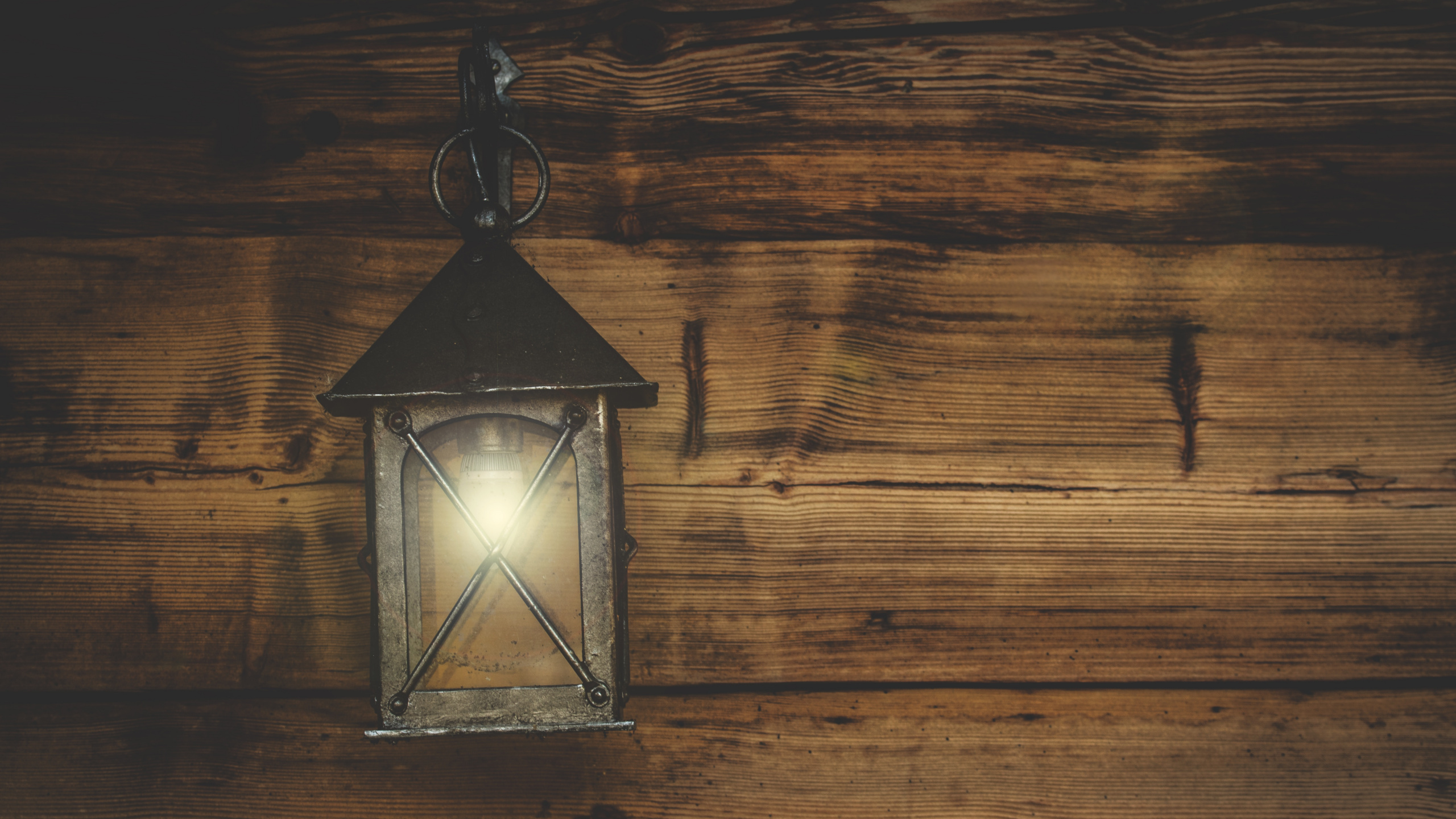 Lámpara Colgante de Vidrio Con Marco de Metal Negro. Wallpaper in 2560x1440 Resolution