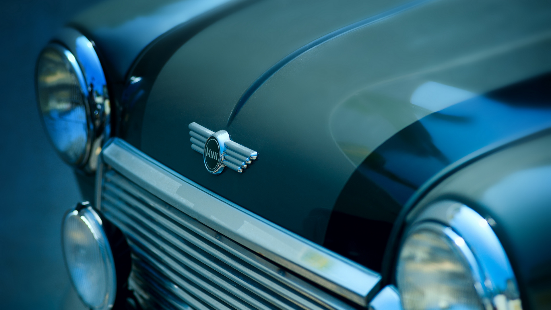 Coche Negro Con Colgante Redondo Plateado y Azul. Wallpaper in 1920x1080 Resolution