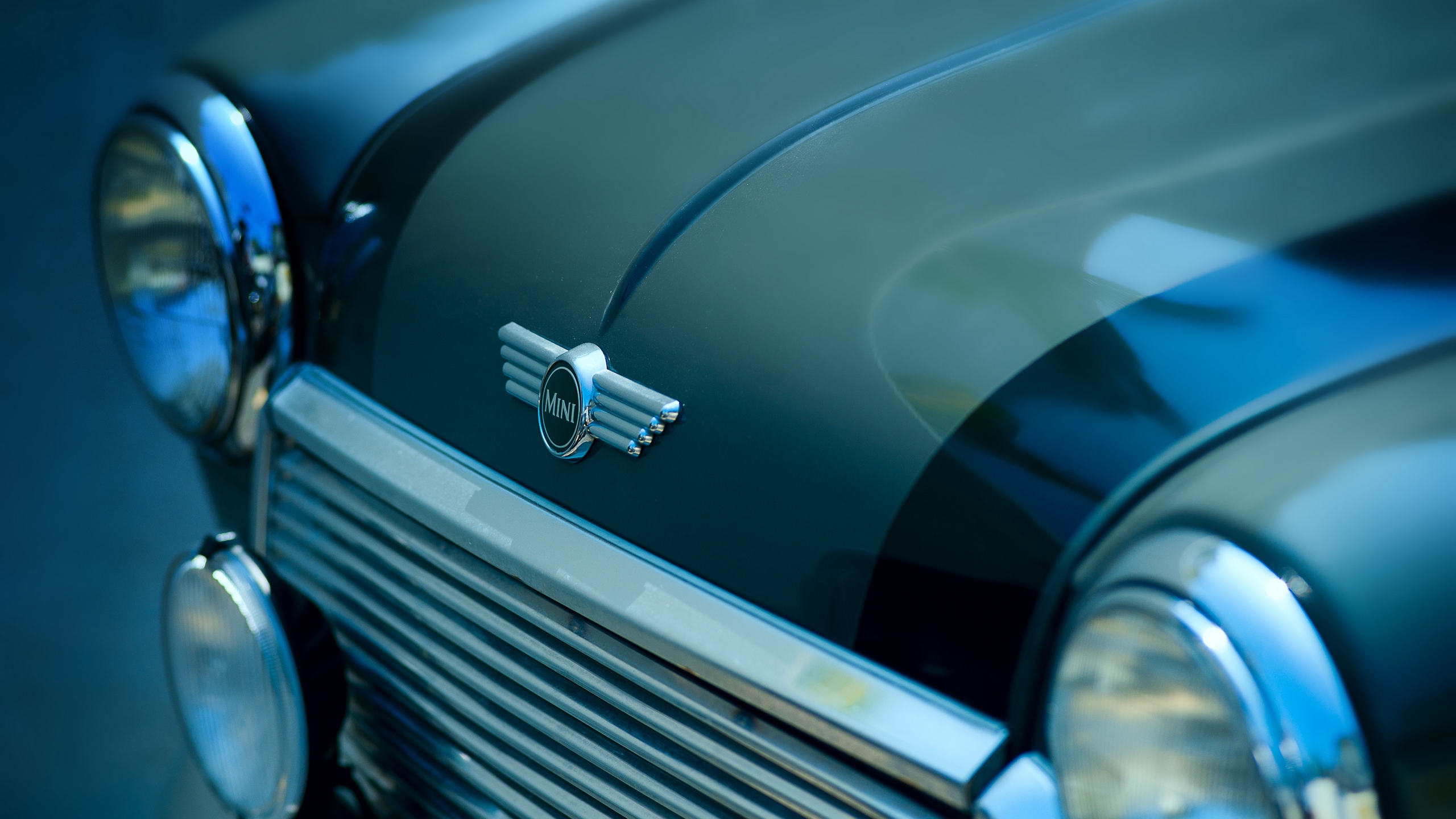 Voiture Noire Avec Pendentif Rond Argent et Bleu. Wallpaper in 2560x1440 Resolution