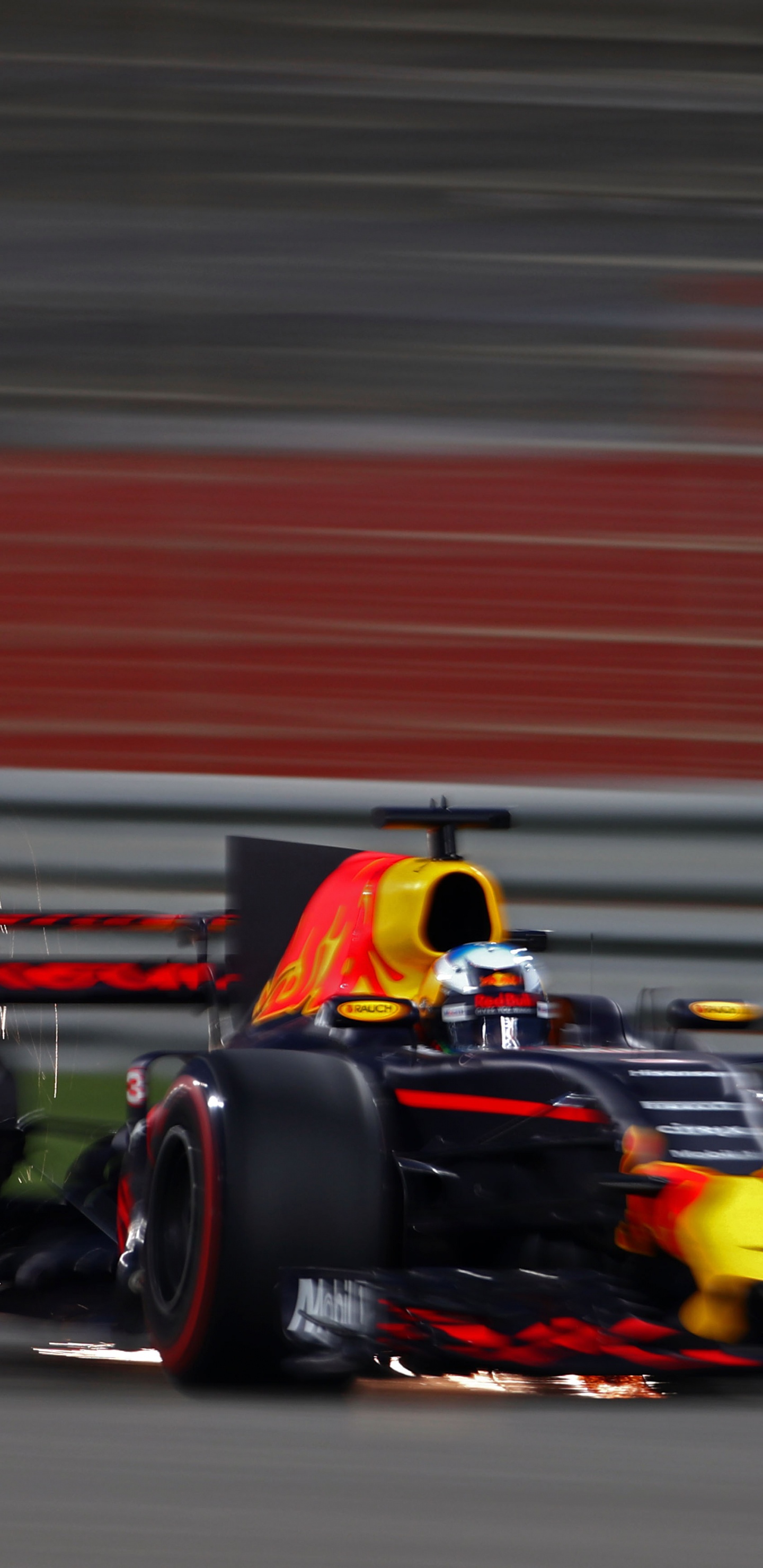 Coche de Carreras Rojo y Negro f 1 en la Pista. Wallpaper in 1440x2960 Resolution