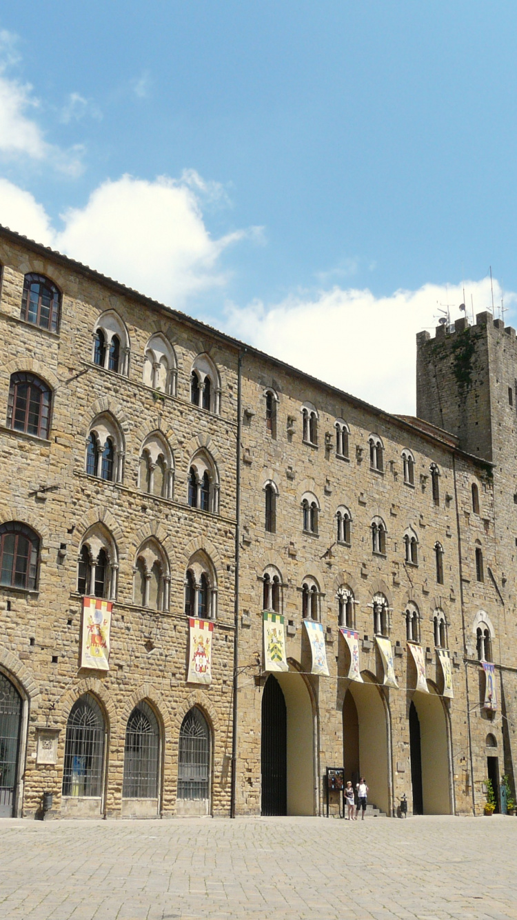 Coche Blanco Aparcado Junto al Edificio de Hormigón Marrón Durante el Día. Wallpaper in 750x1334 Resolution