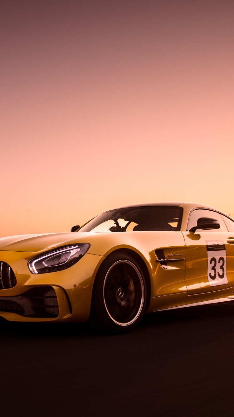 Bmw m 3 Cupé Amarillo y Negro en la Carretera. Wallpaper in 750x1334 Resolution