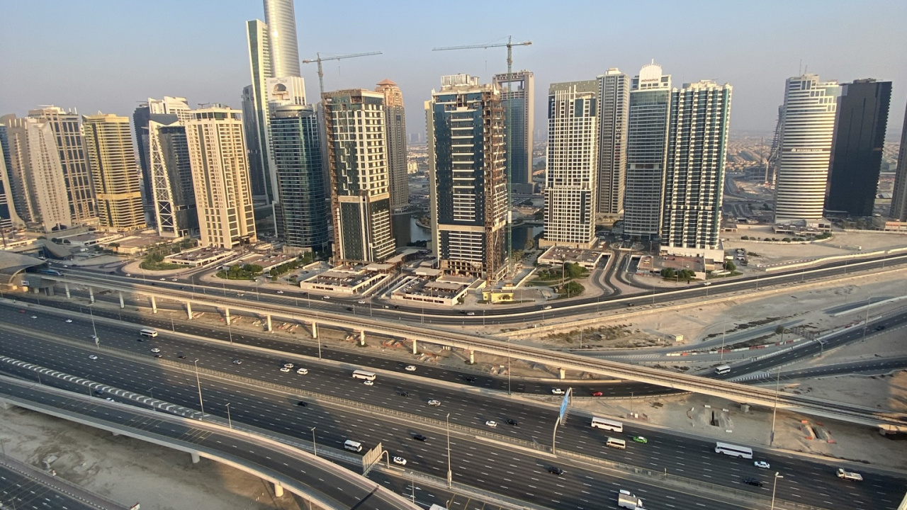 Dubai, Road, Tageszeit, Tower Block, Stadtgebiet. Wallpaper in 1280x720 Resolution