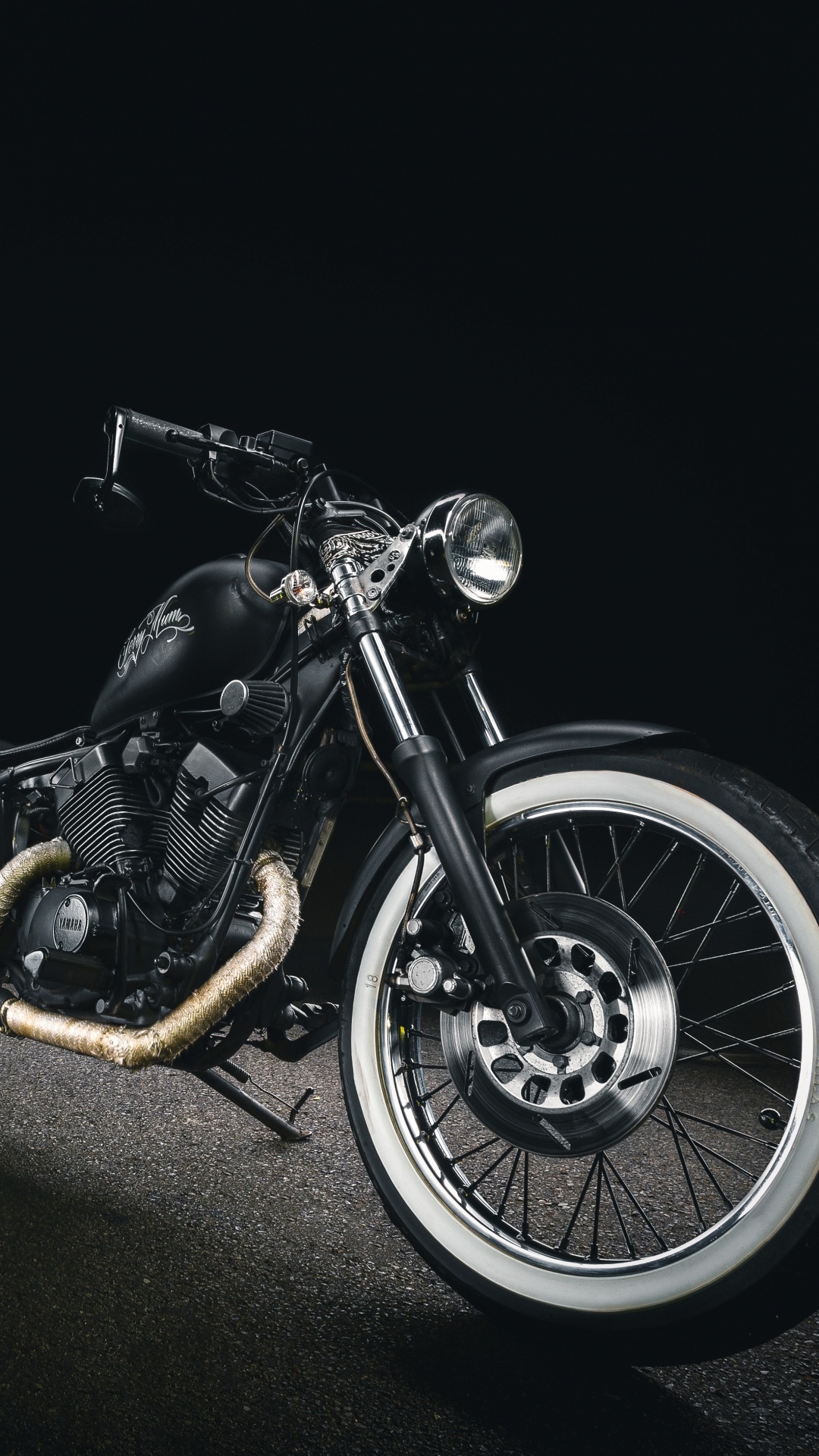 Schwarz-silbernes Cruiser-Motorrad. Wallpaper in 1080x1920 Resolution