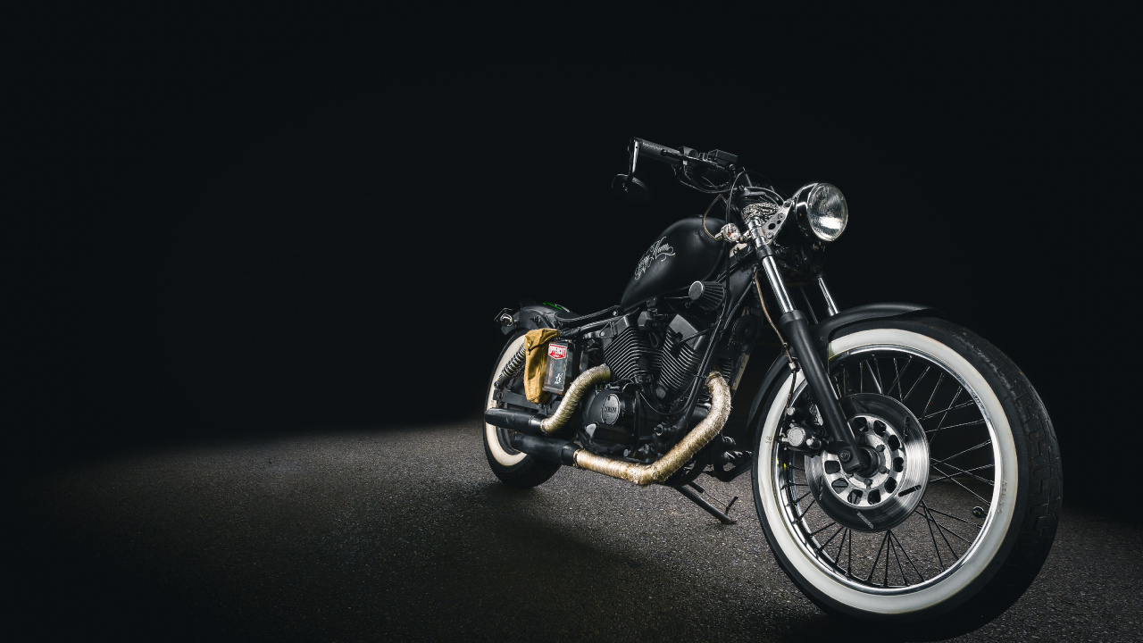 Schwarz-silbernes Cruiser-Motorrad. Wallpaper in 1280x720 Resolution