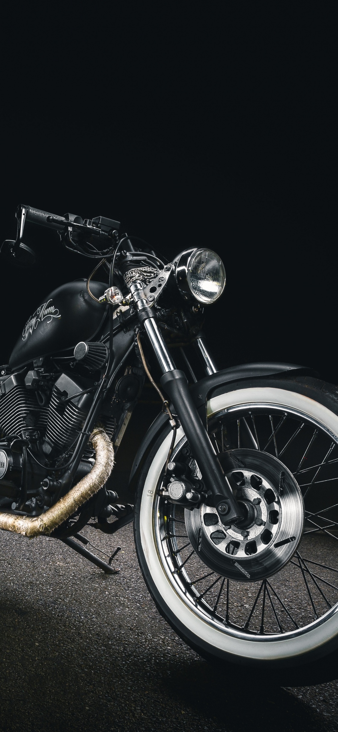 Motocicleta Cruiser Negra y Plateada. Wallpaper in 1125x2436 Resolution