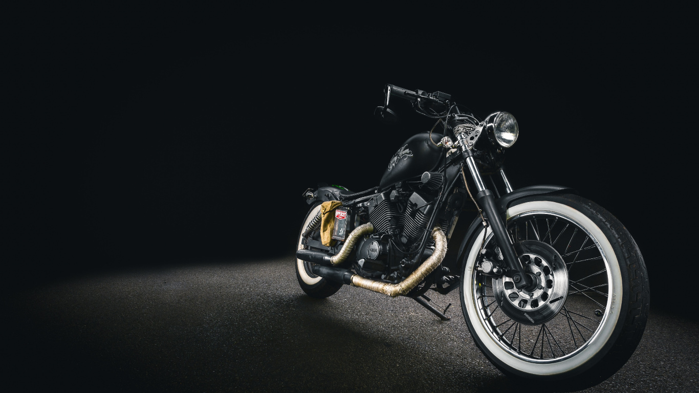 Motocicleta Cruiser Negra y Plateada. Wallpaper in 1366x768 Resolution