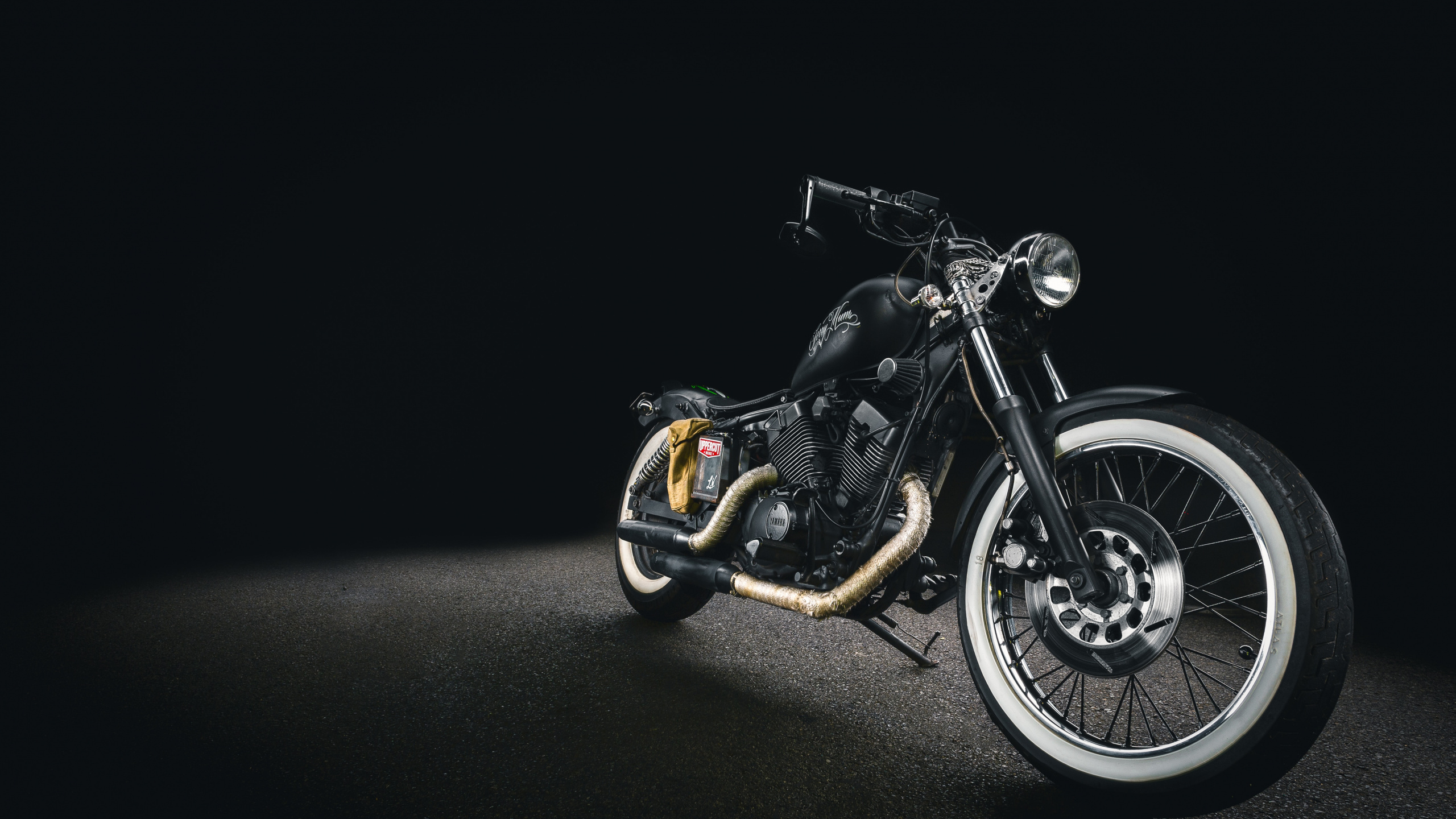 Motocicleta Cruiser Negra y Plateada. Wallpaper in 2560x1440 Resolution