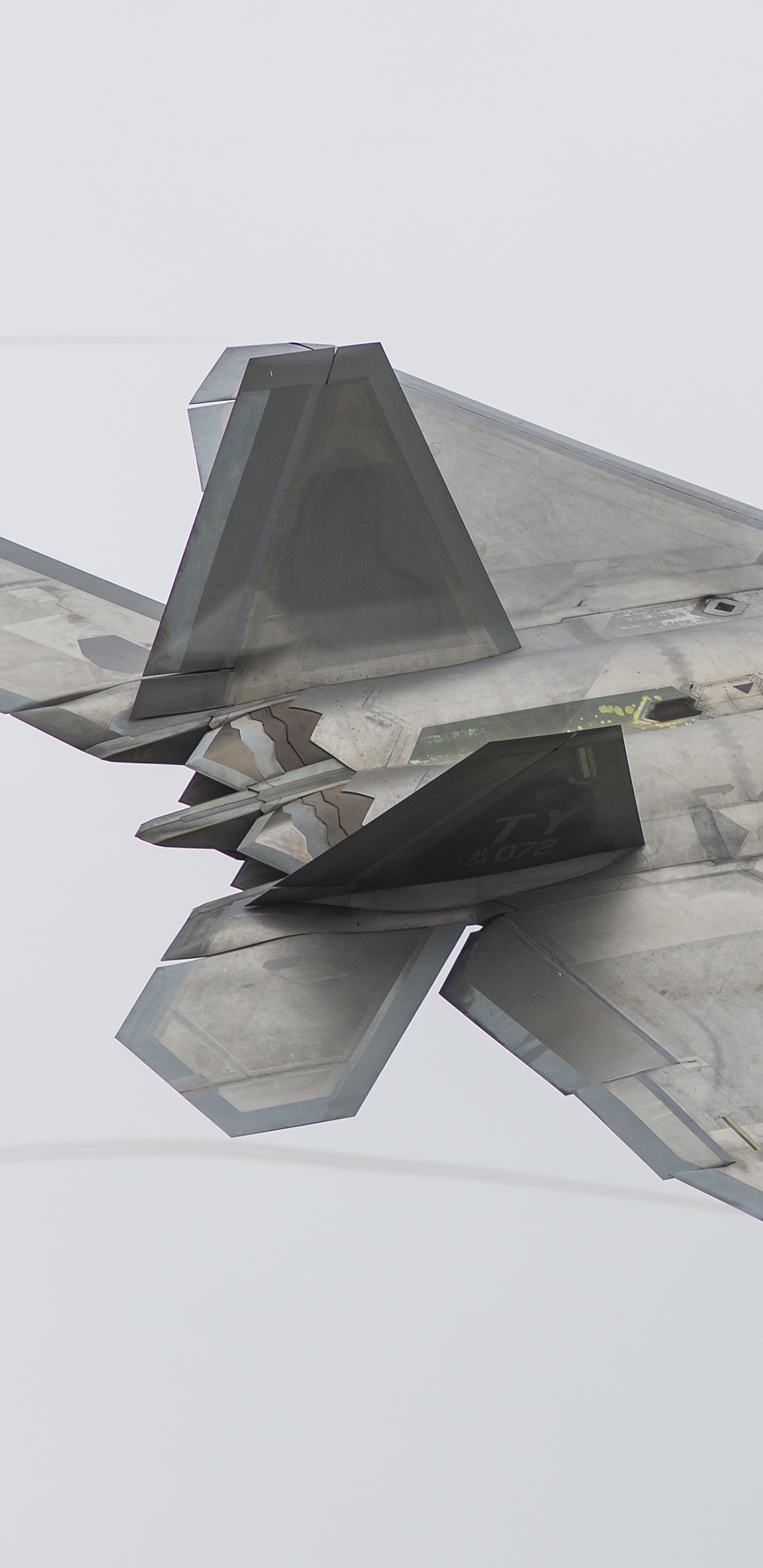 Grauer Kampfjet in Der Luft. Wallpaper in 1440x2960 Resolution