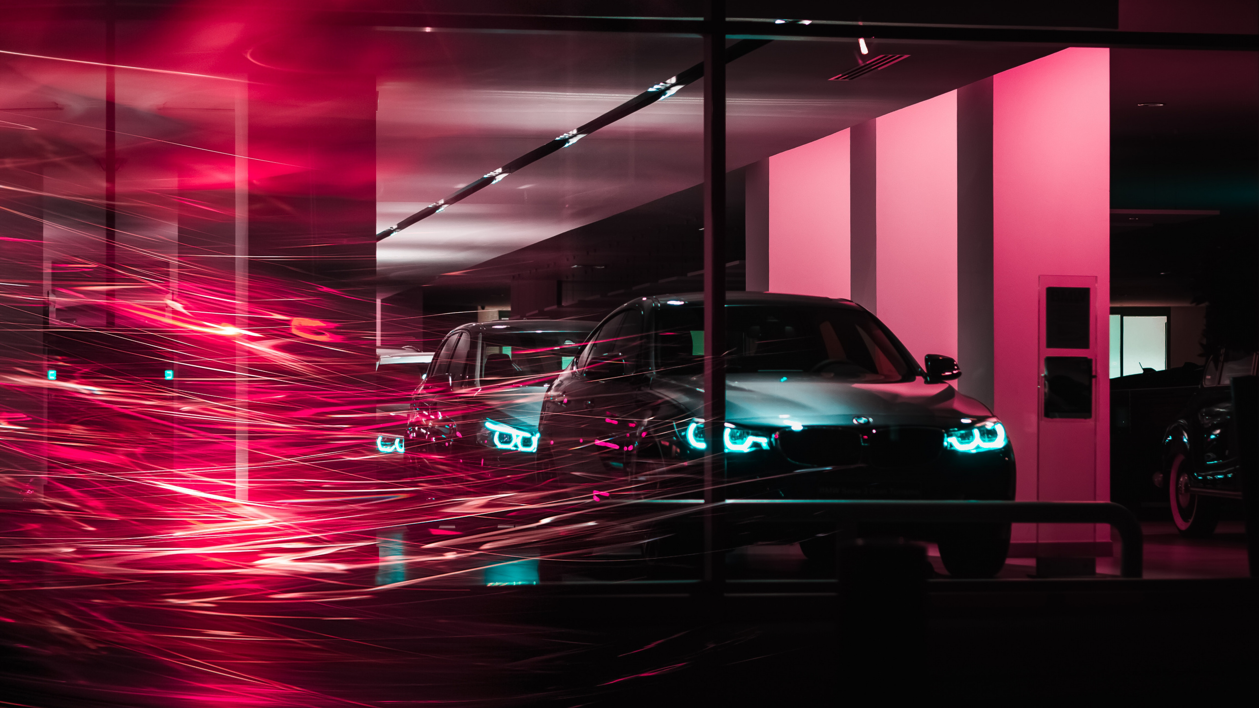 Schwarzes Auto in Einer Garage. Wallpaper in 2560x1440 Resolution