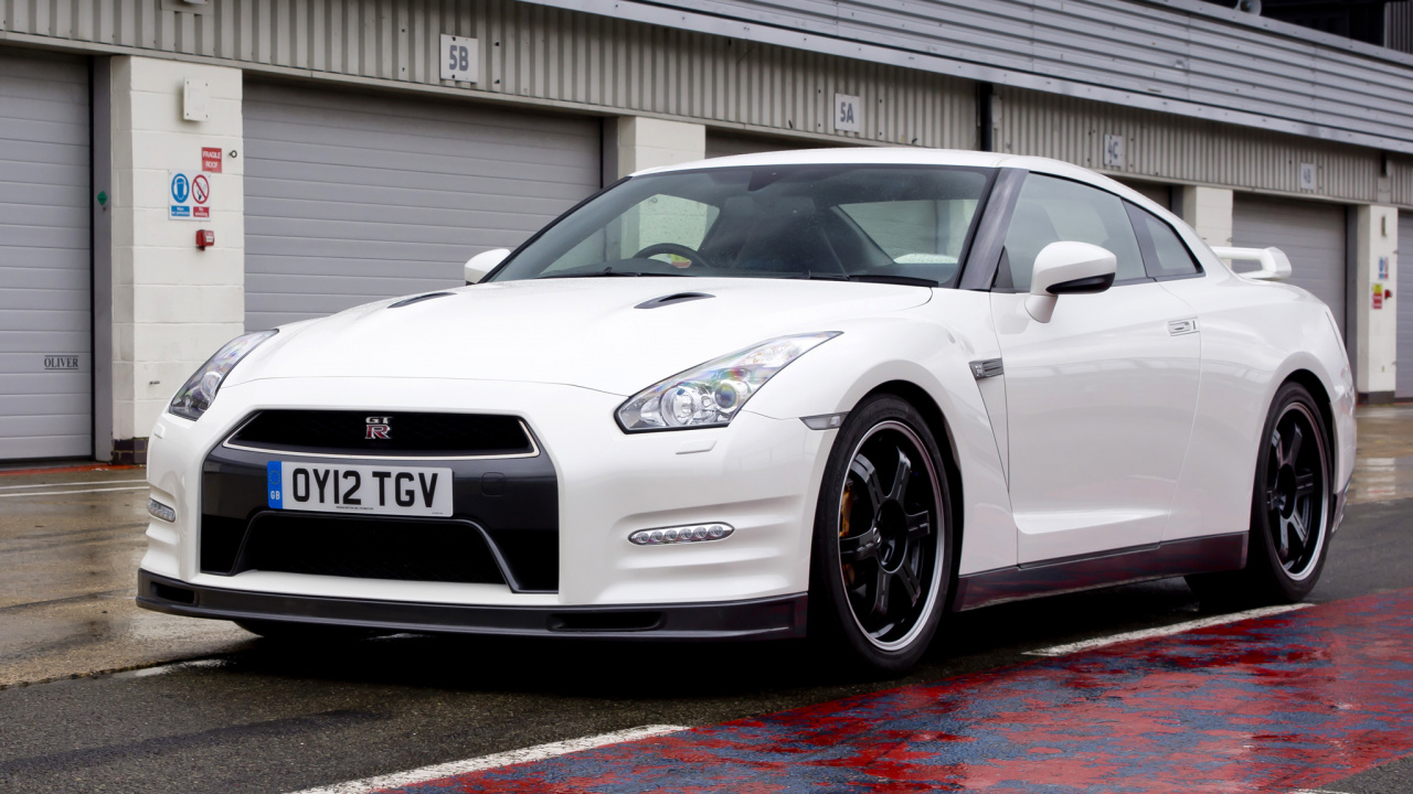 Bmw m 3 Coupe Blanco Estacionado Cerca Del Edificio Blanco. Wallpaper in 1280x720 Resolution