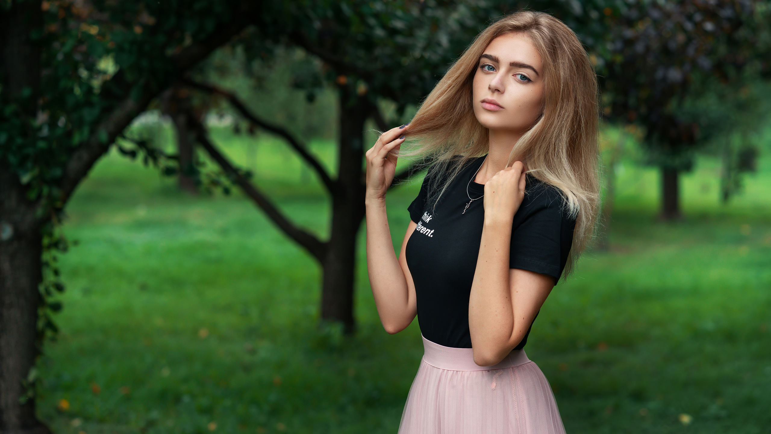 Menschen in Der Natur, Haar, Natur, Kleid, Schönheit. Wallpaper in 2560x1440 Resolution