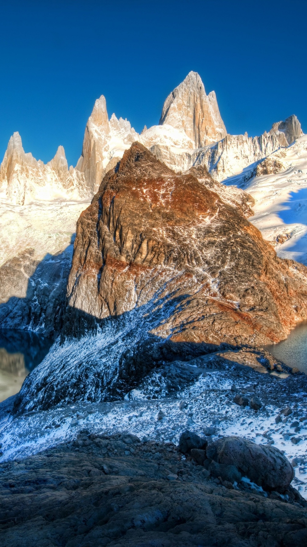 Montaña Cubierta de Nieve Durante el Día. Wallpaper in 1080x1920 Resolution