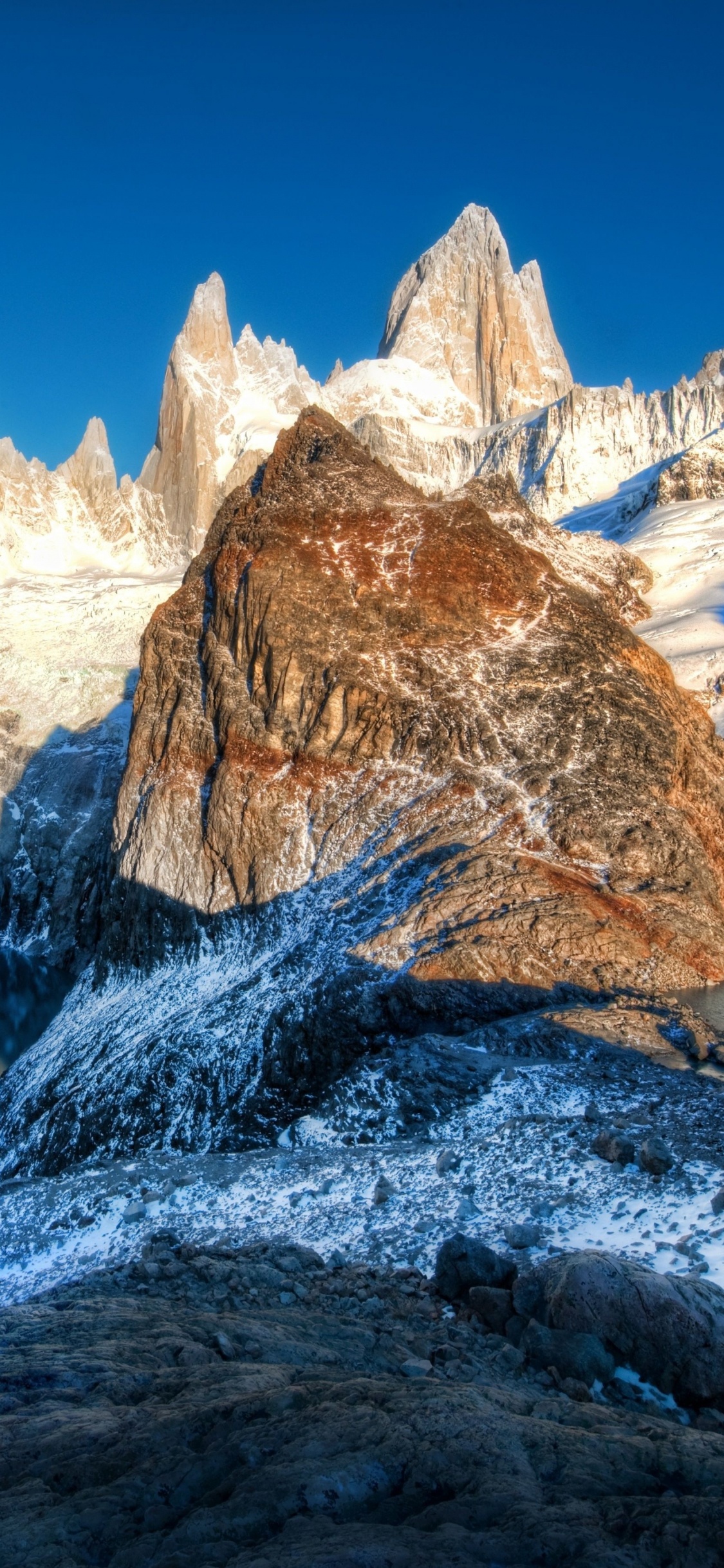 Montaña Cubierta de Nieve Durante el Día. Wallpaper in 1125x2436 Resolution