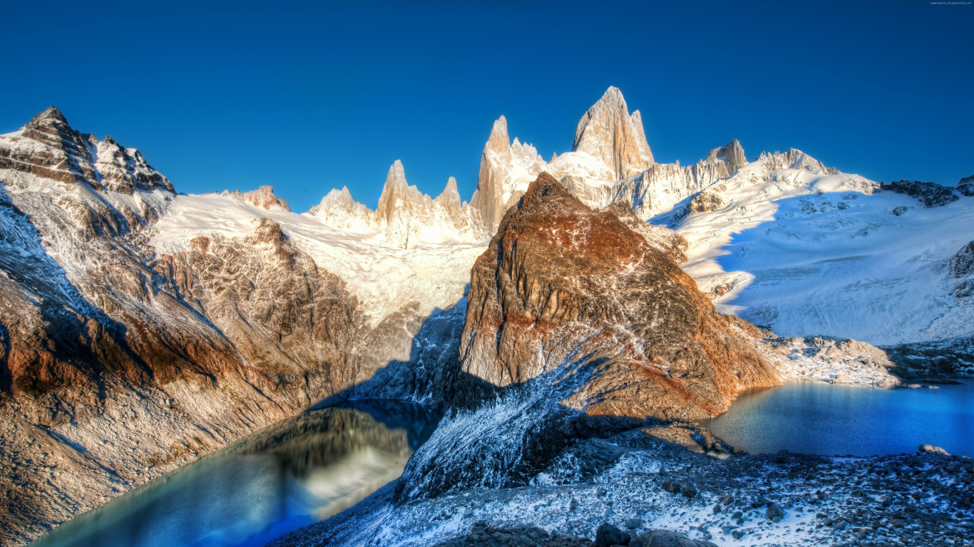 Montaña Cubierta de Nieve Durante el Día. Wallpaper in 1366x768 Resolution