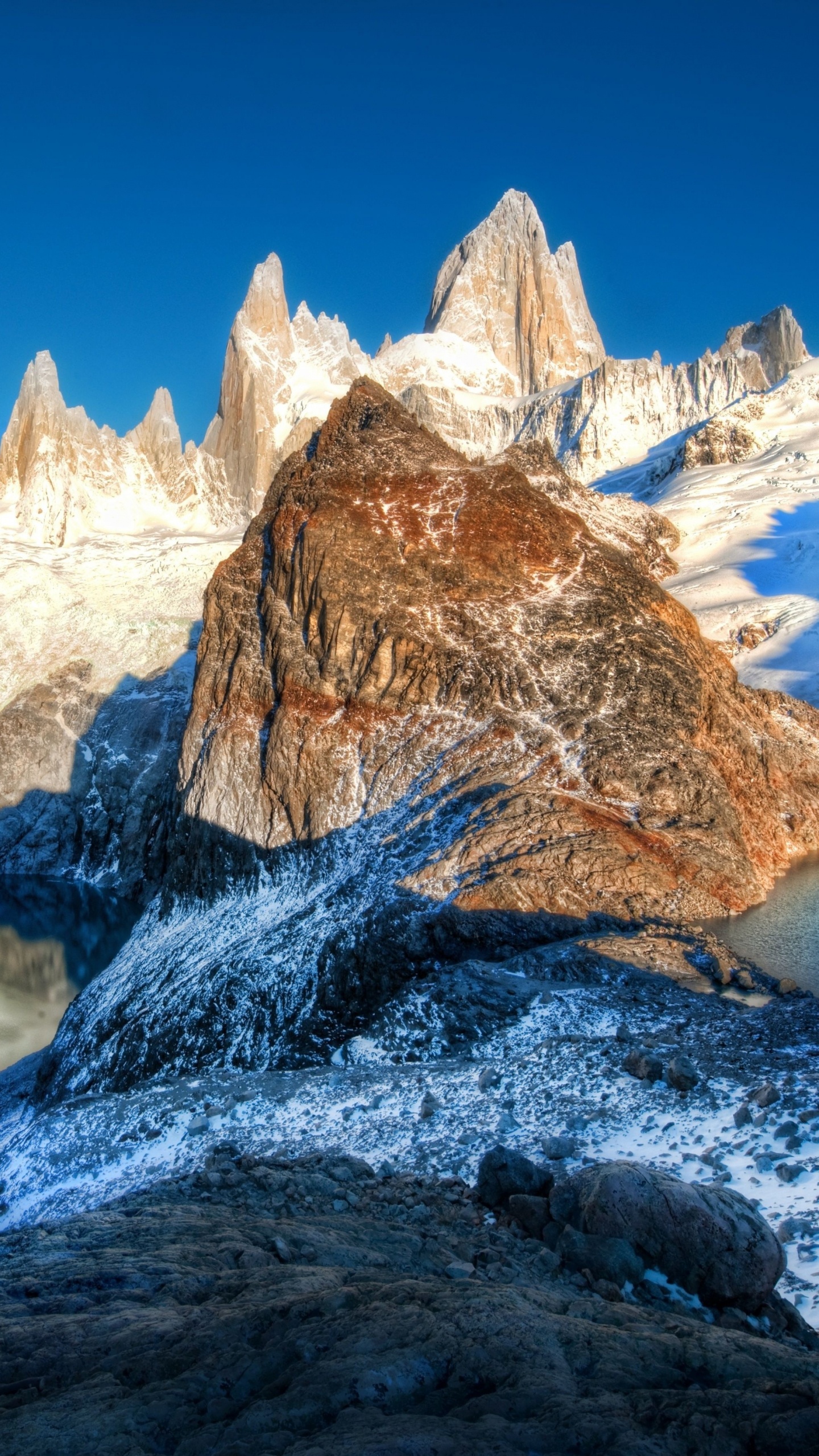 Montaña Cubierta de Nieve Durante el Día. Wallpaper in 1440x2560 Resolution