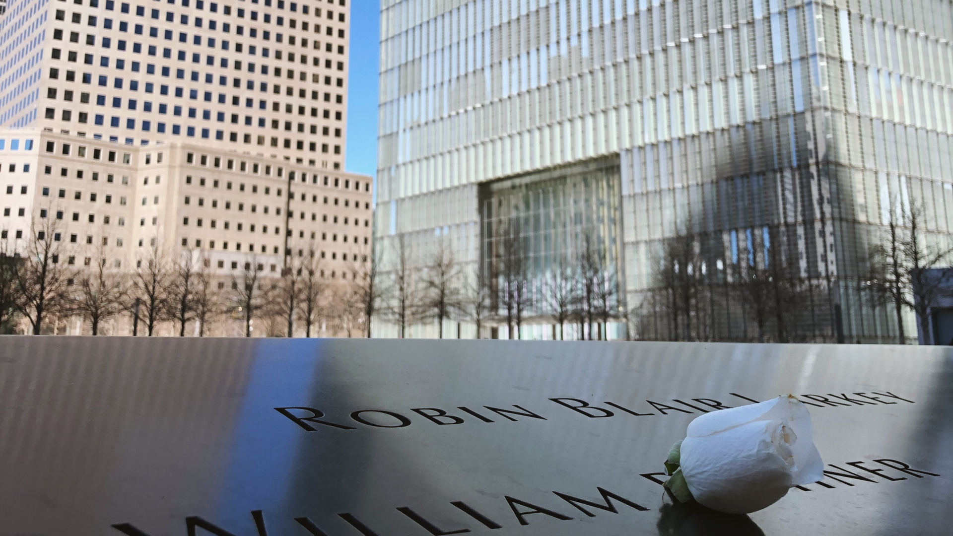 Immeuble de Grande Hauteur Près D'un Plan D'eau Pendant la Journée. Wallpaper in 1920x1080 Resolution