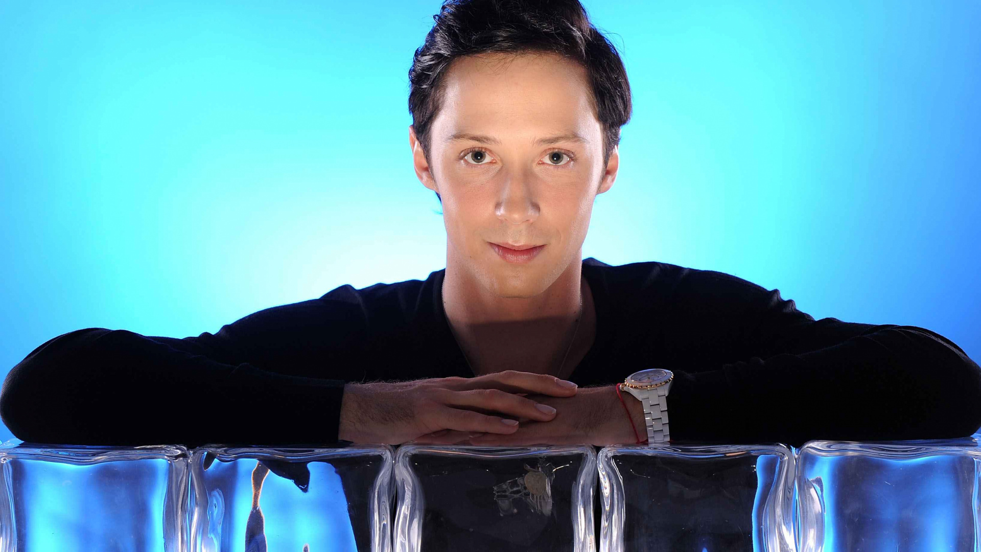 Homme en Veste Noire Tenant Une Bouteille en Verre Clair. Wallpaper in 1920x1080 Resolution