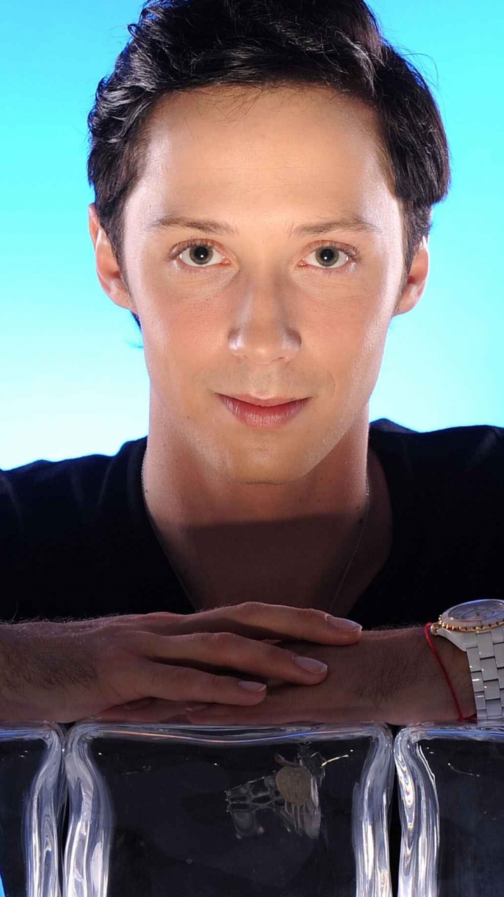 Homme en Veste Noire Tenant Une Bouteille en Verre Clair. Wallpaper in 720x1280 Resolution