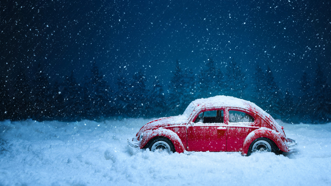 Voiture Rouge Sur Sol Couvert de Neige Pendant la Journée. Wallpaper in 1280x720 Resolution