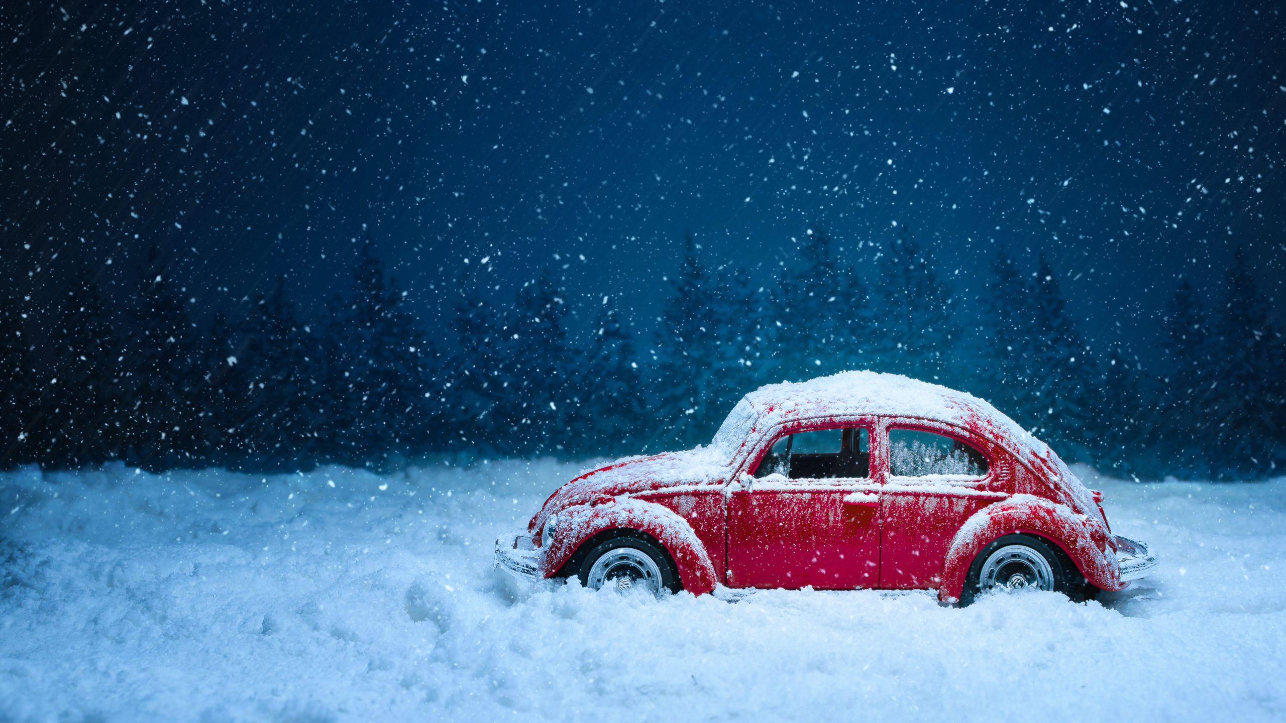 Voiture Rouge Sur Sol Couvert de Neige Pendant la Journée. Wallpaper in 2560x1440 Resolution