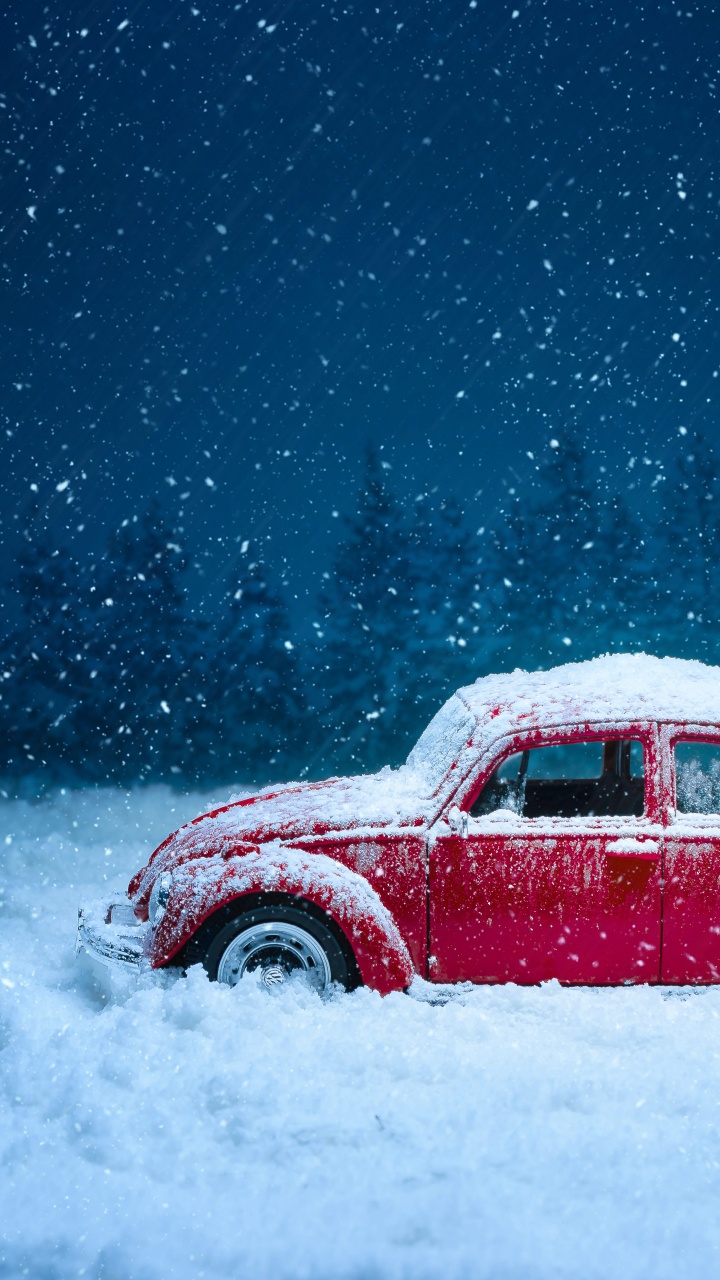 Coche Rojo Sobre Suelo Cubierto de Nieve Durante el Día. Wallpaper in 720x1280 Resolution