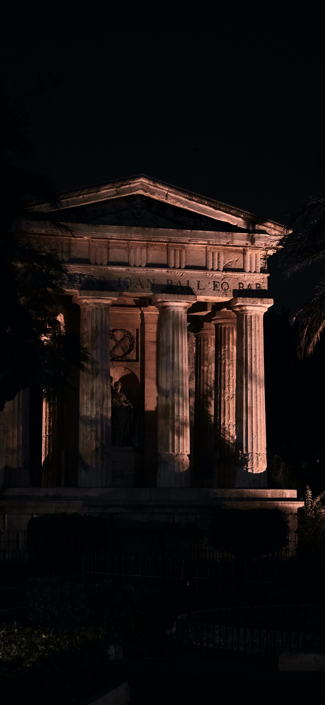 Jardins Inférieurs de Barrakka, Muse du Louvre, Minuit, Façade, de Teintes et de Nuances. Wallpaper in 1125x2436 Resolution