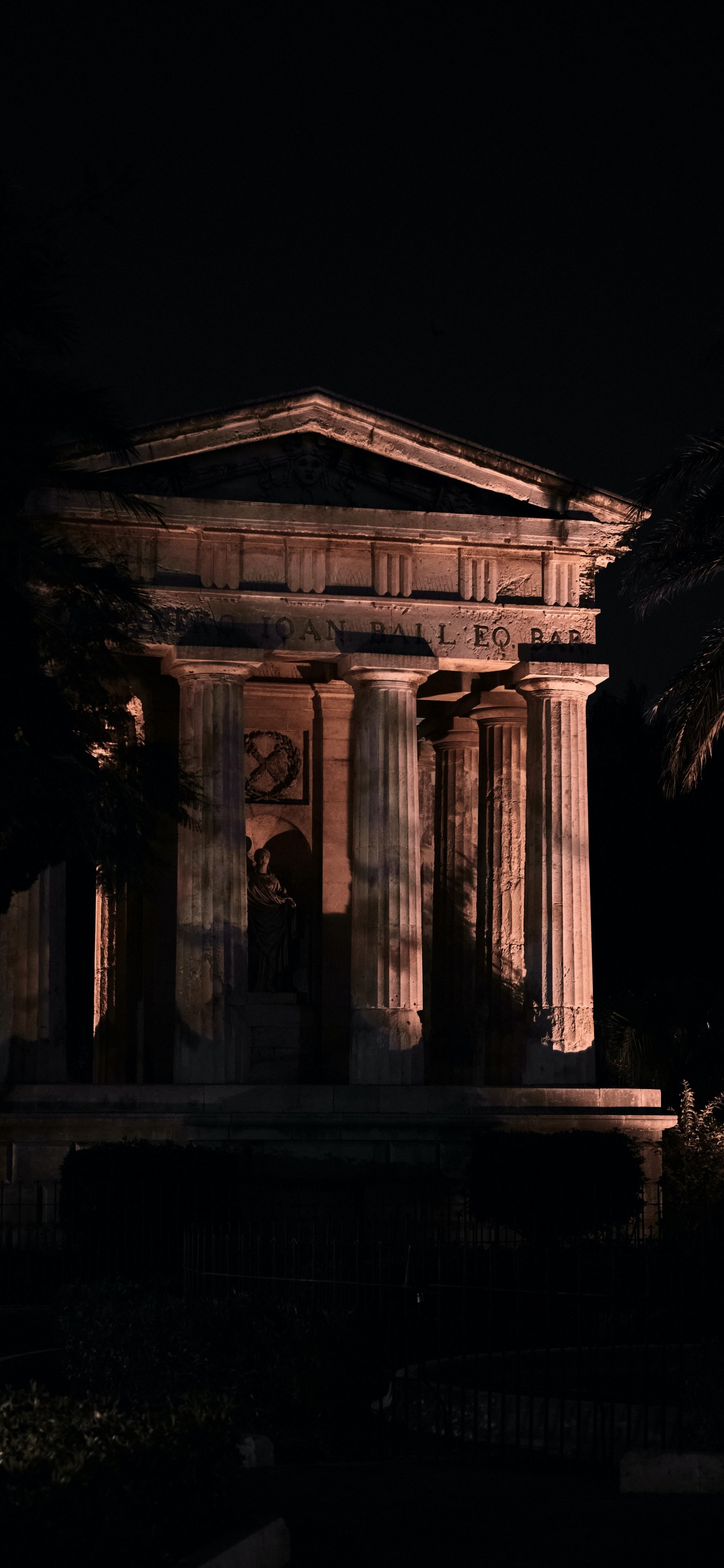 Jardins Inférieurs de Barrakka, Muse du Louvre, Minuit, Façade, de Teintes et de Nuances. Wallpaper in 1242x2688 Resolution