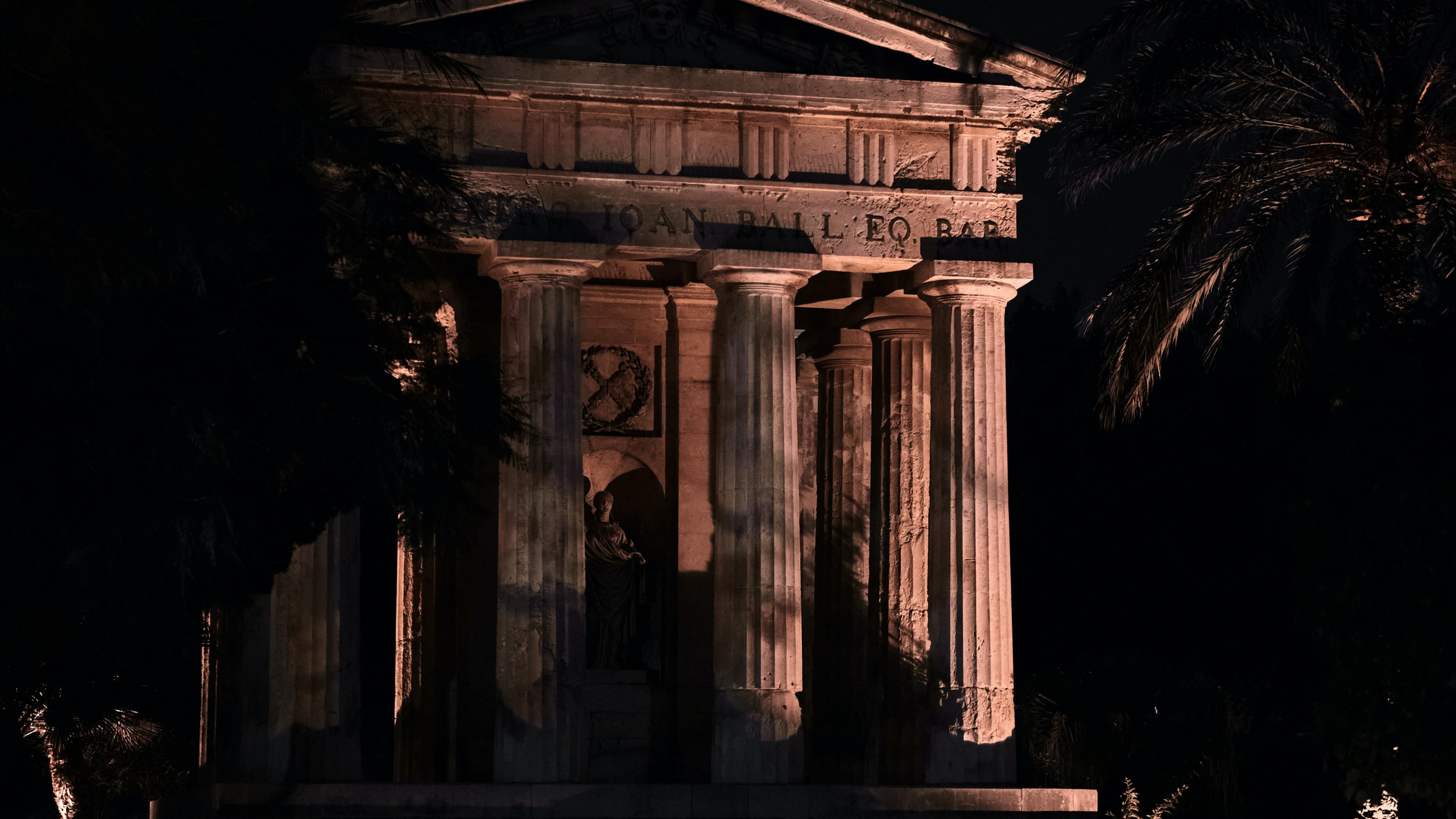 Jardins Inférieurs de Barrakka, Muse du Louvre, Minuit, Façade, de Teintes et de Nuances. Wallpaper in 2560x1440 Resolution