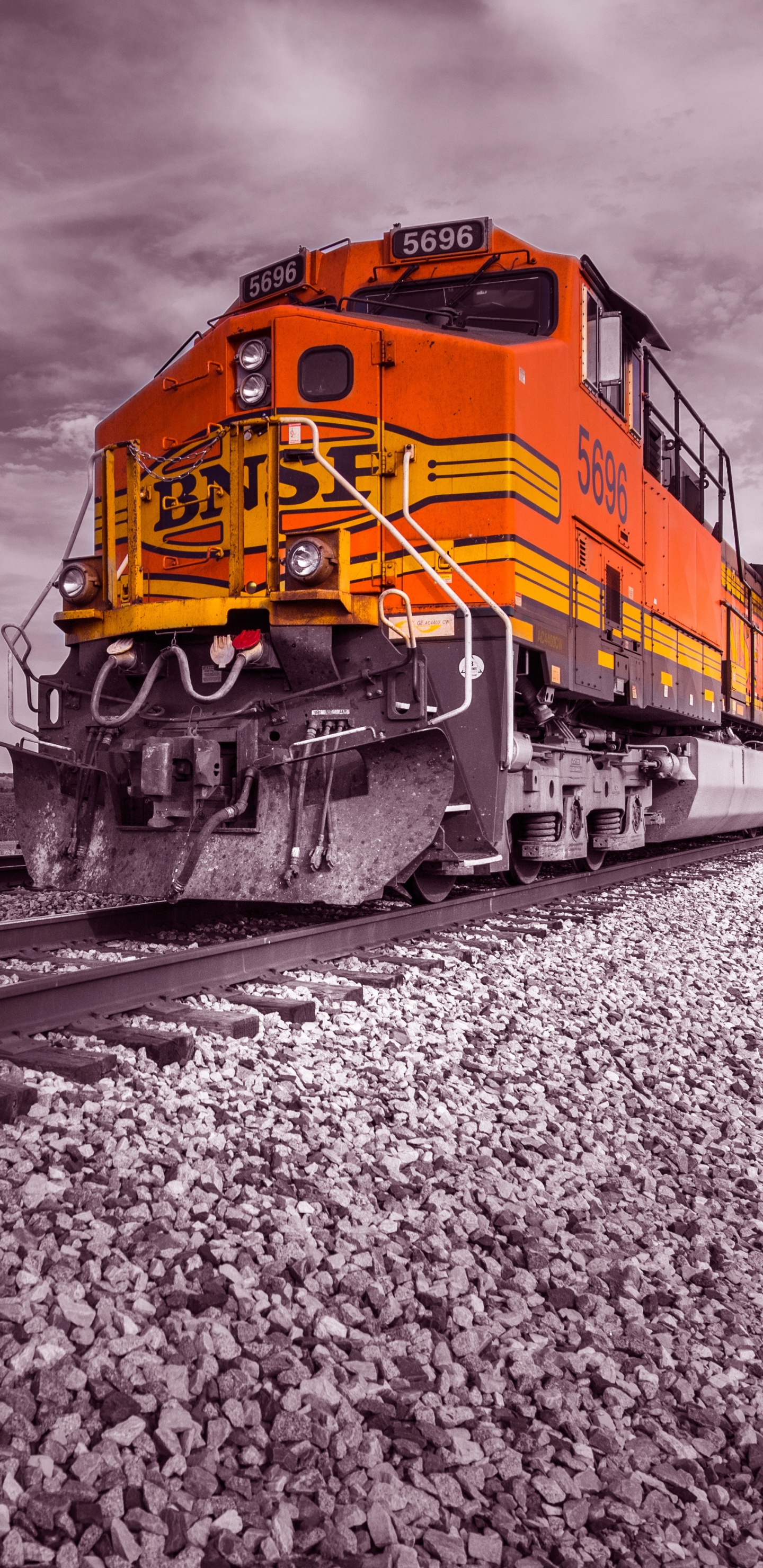 Train Jaune et Rouge Sur Les Voies Ferrées Sous Ciel Nuageux. Wallpaper in 1440x2960 Resolution