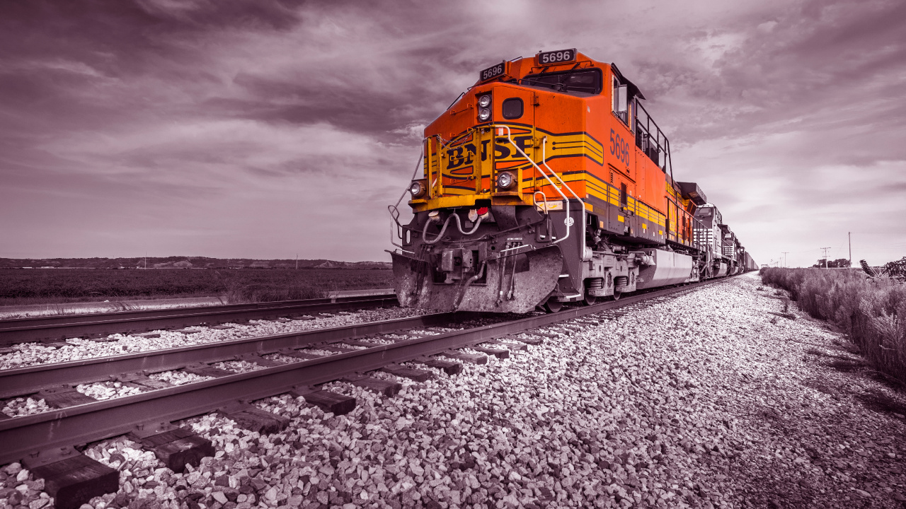 Tren Amarillo y Rojo Sobre Las Vías Del Tren Bajo el Cielo Nublado. Wallpaper in 1280x720 Resolution