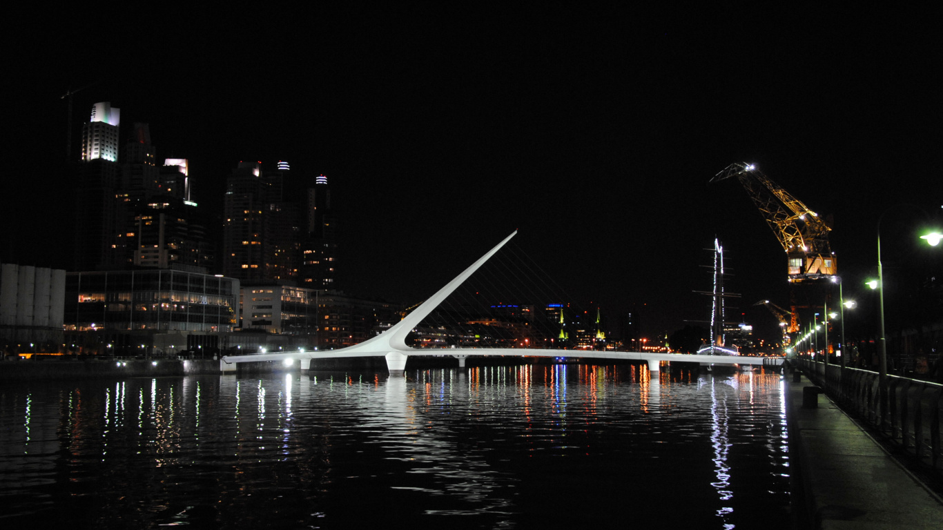 Pont Blanc Au-dessus D'un Plan D'eau Pendant la Nuit. Wallpaper in 1366x768 Resolution
