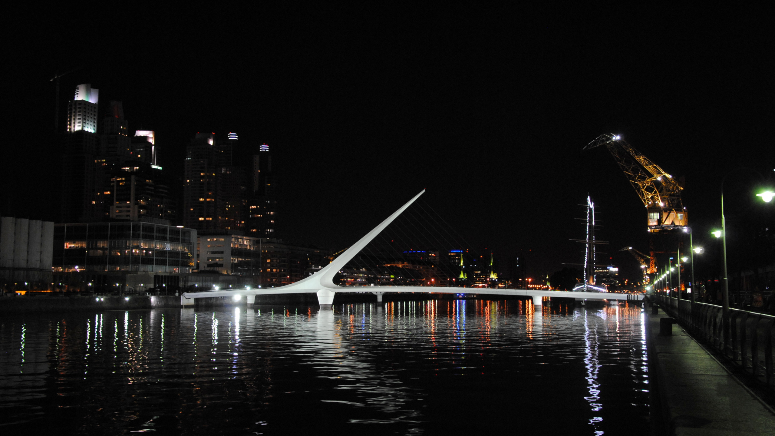 Pont Blanc Au-dessus D'un Plan D'eau Pendant la Nuit. Wallpaper in 2560x1440 Resolution