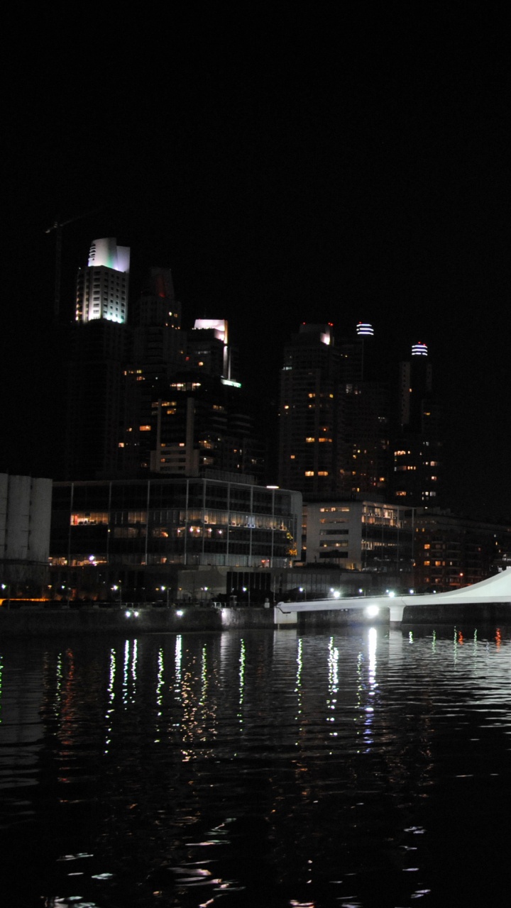 Pont Blanc Au-dessus D'un Plan D'eau Pendant la Nuit. Wallpaper in 720x1280 Resolution