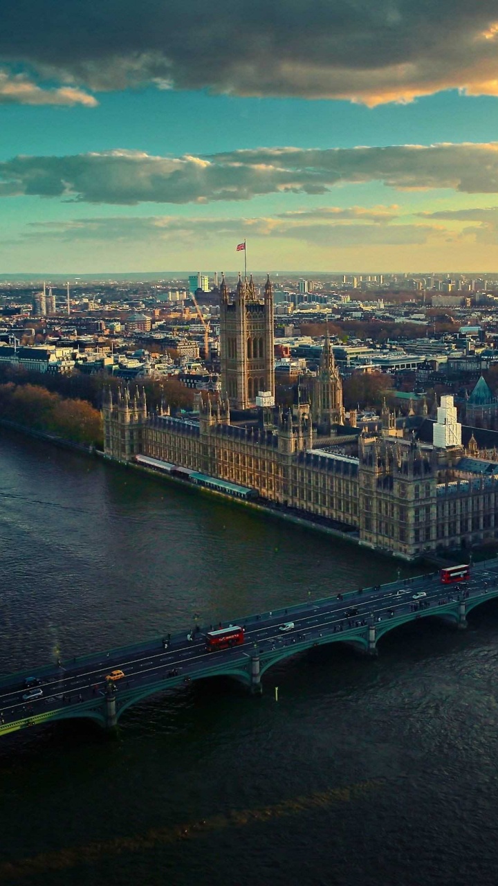 Horizon de la Ville Sous un Ciel Nuageux Bleu et Blanc Pendant la Journée. Wallpaper in 720x1280 Resolution