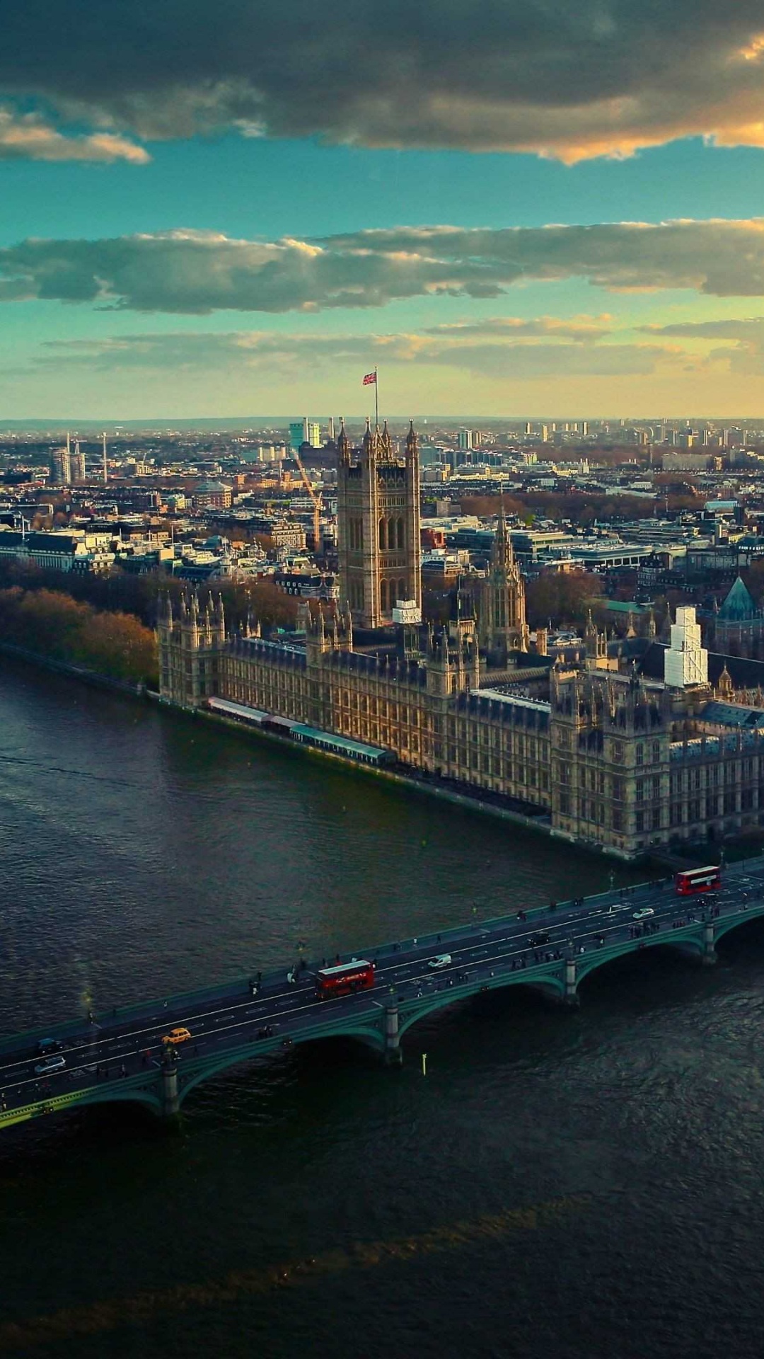 Horizonte de la Ciudad Bajo el Cielo Nublado Azul y Blanco Durante el Día. Wallpaper in 1080x1920 Resolution