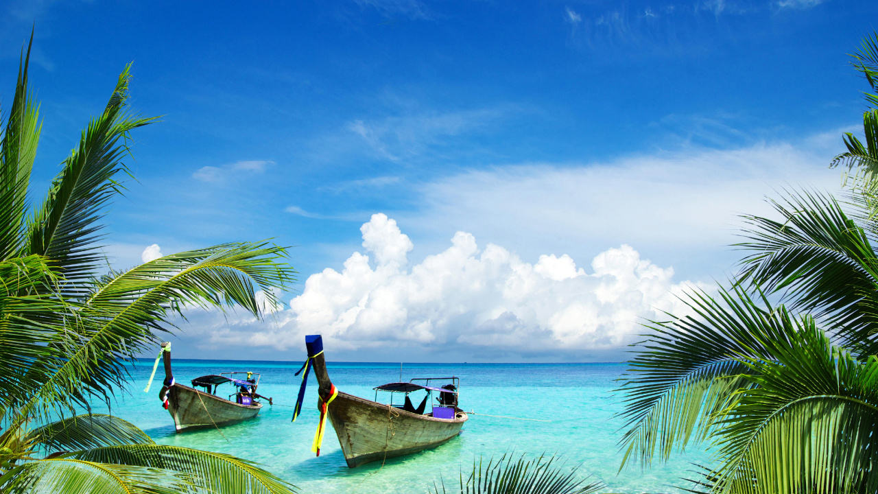 Homme Assis Sur un Bateau en Bois Brun Sur la Mer Pendant la Journée. Wallpaper in 1280x720 Resolution