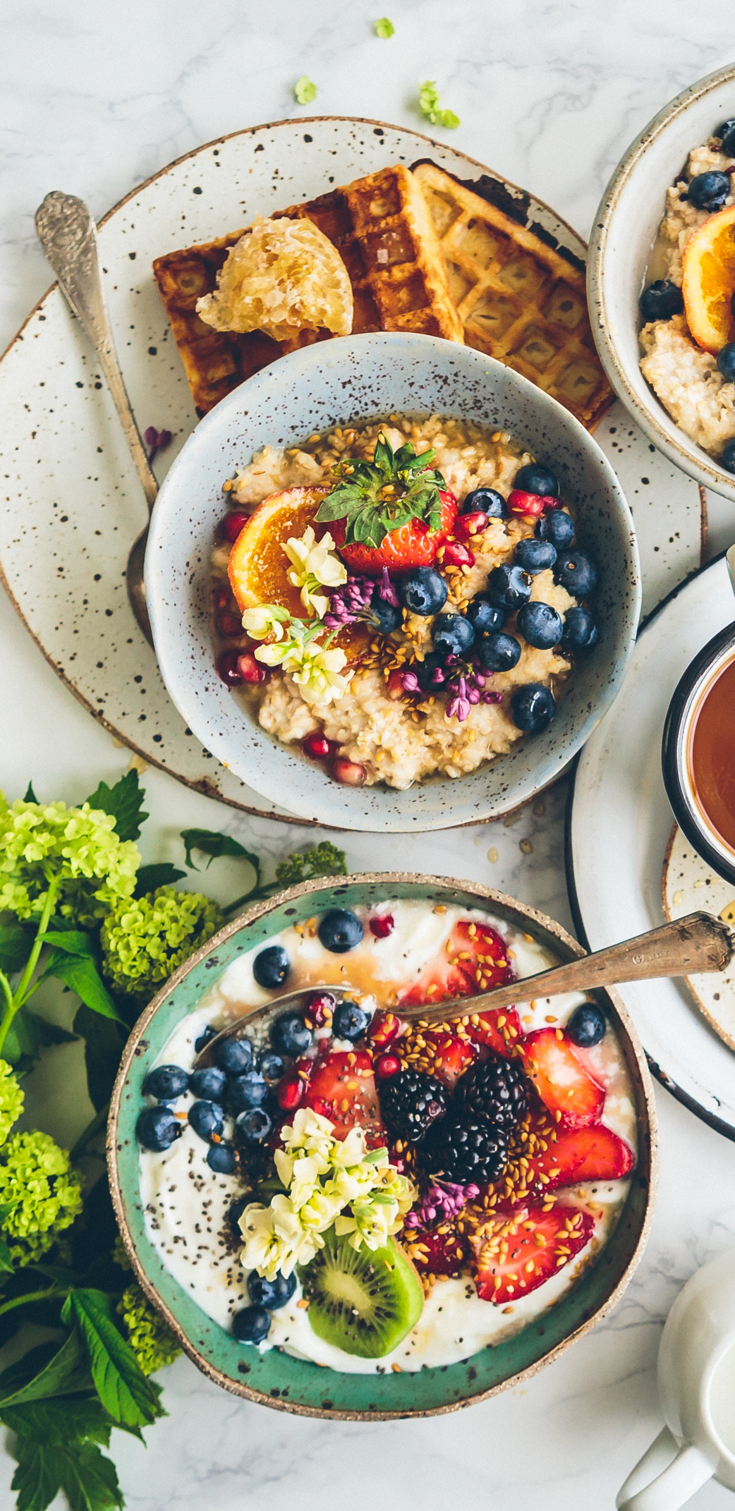 Gemüsesalat Auf Weißer Keramikschale. Wallpaper in 1440x2960 Resolution