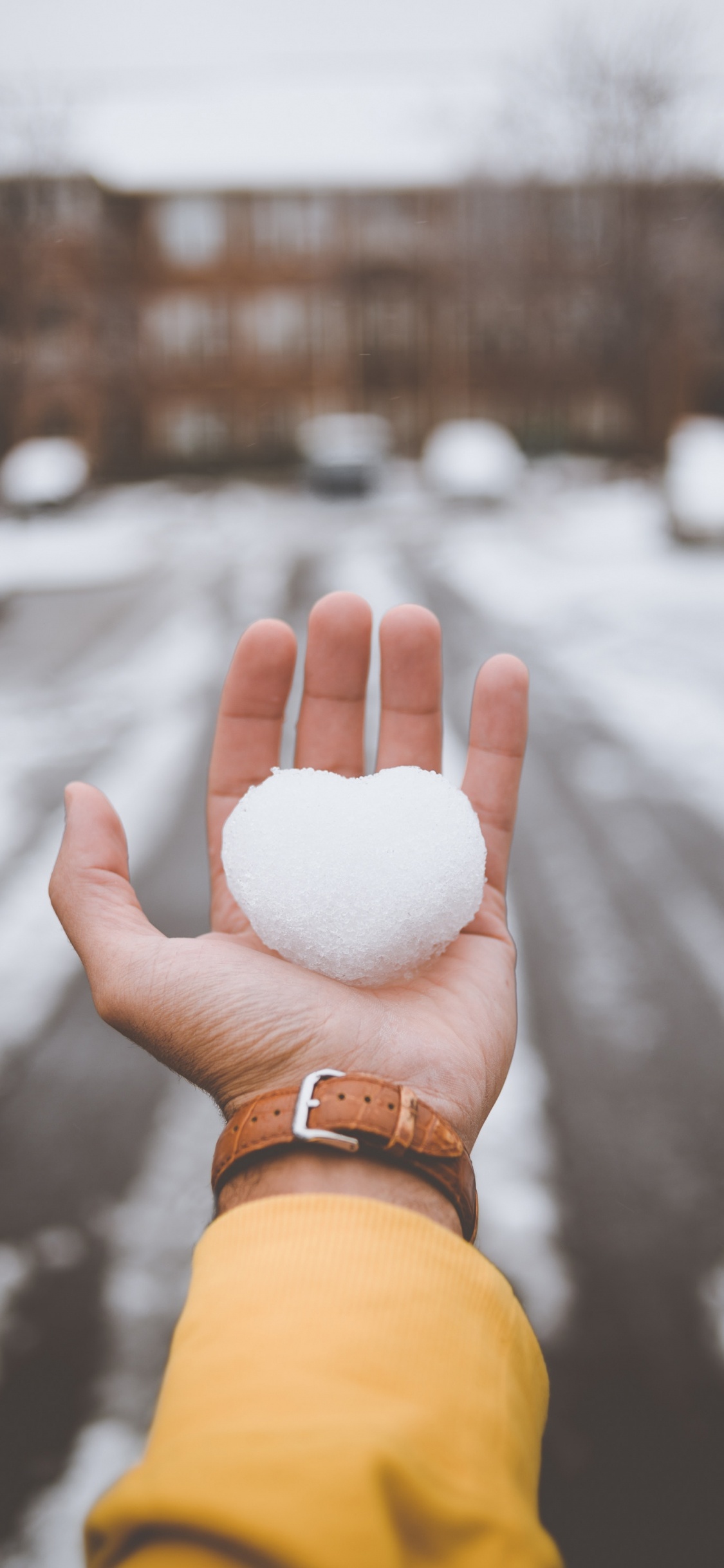 Person Mit Weißem Wattebausch. Wallpaper in 1125x2436 Resolution