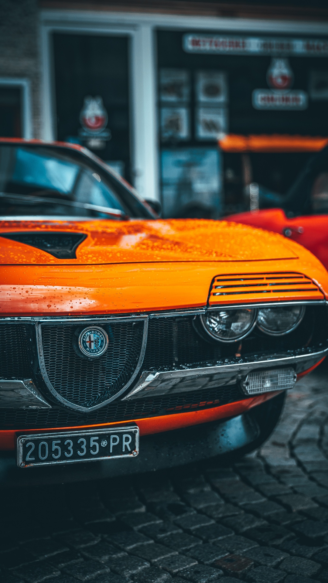 Voiture Bmw Orange Sur Route Pendant la Journée. Wallpaper in 1080x1920 Resolution