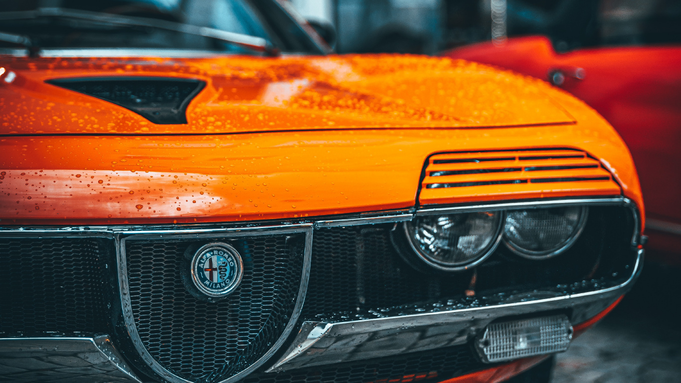 Voiture Bmw Orange Sur Route Pendant la Journée. Wallpaper in 1366x768 Resolution