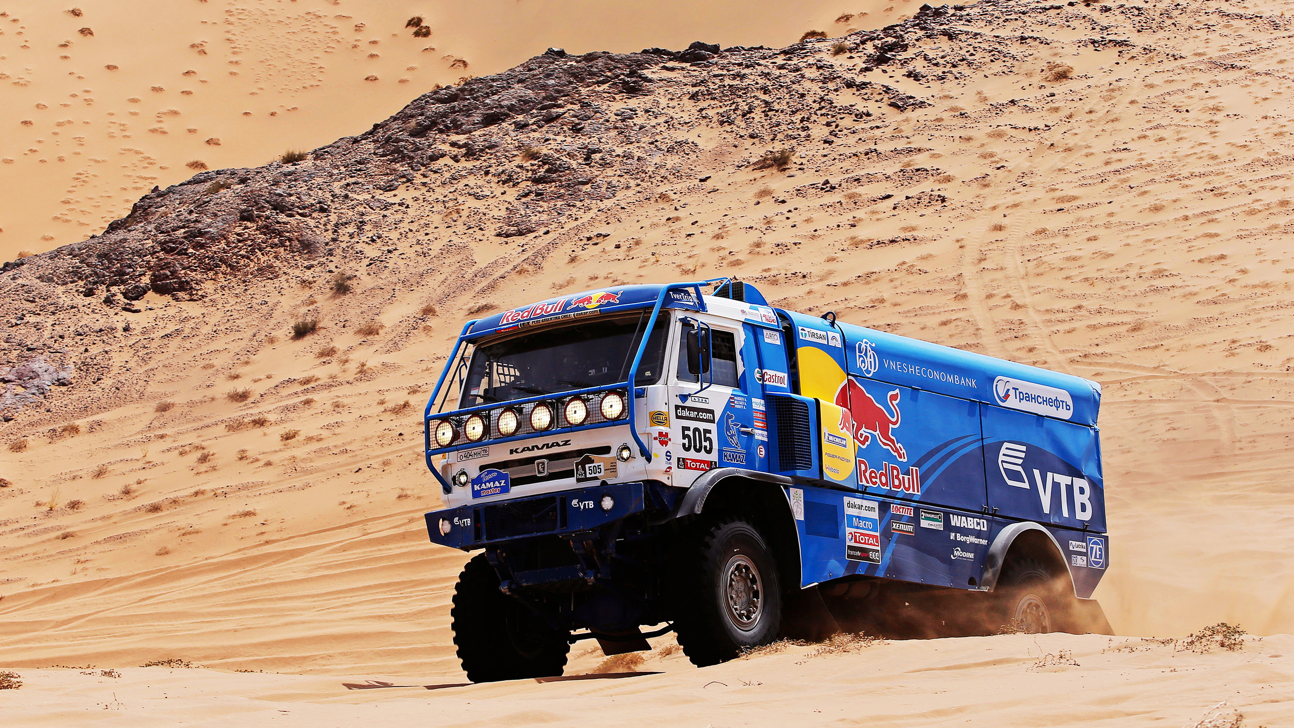 Blau-weißer Jeep-Wrangler in Der Wüste Tagsüber. Wallpaper in 2560x1440 Resolution
