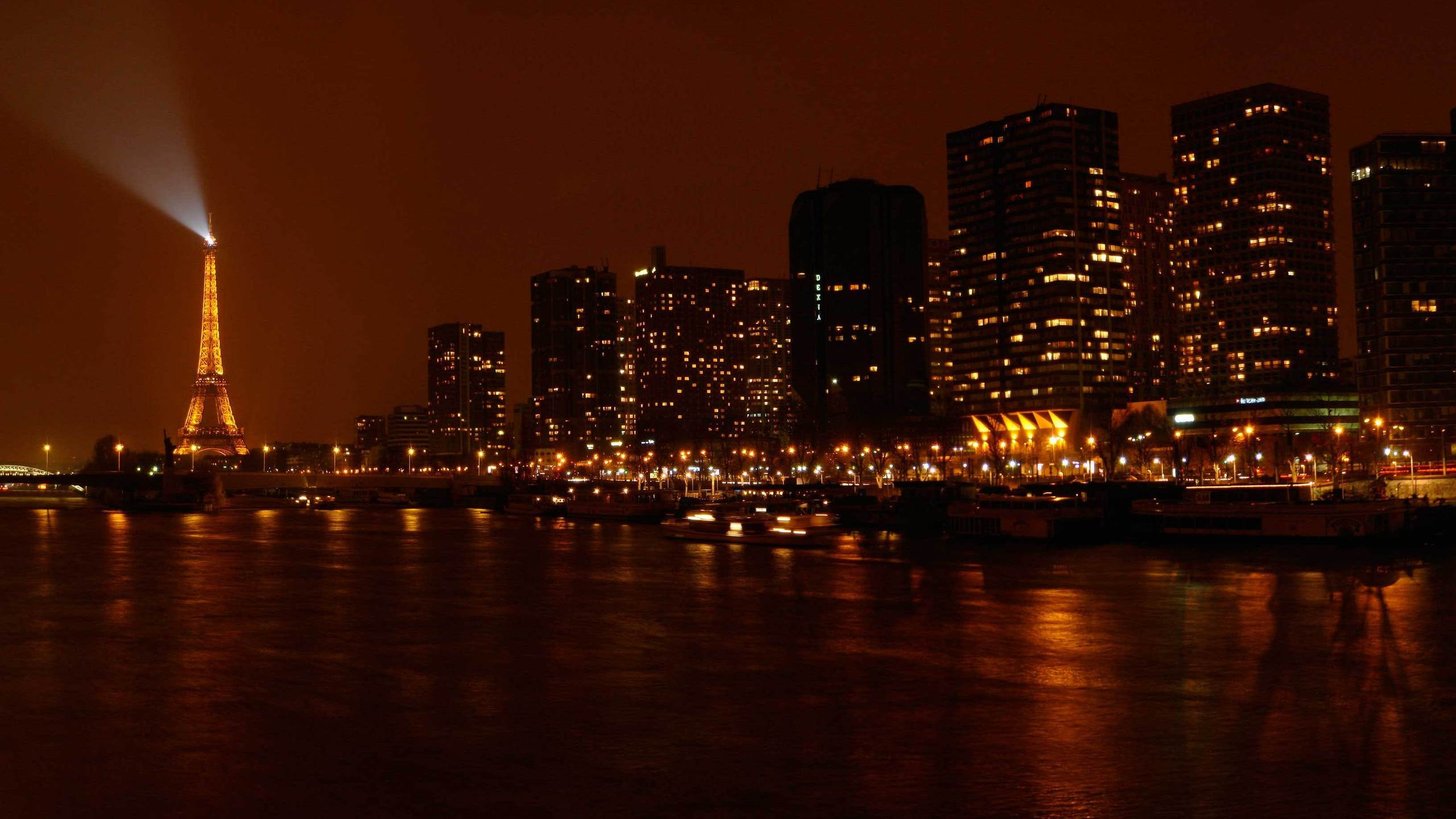 Horizon de la Ville Pendant la Nuit. Wallpaper in 2560x1440 Resolution